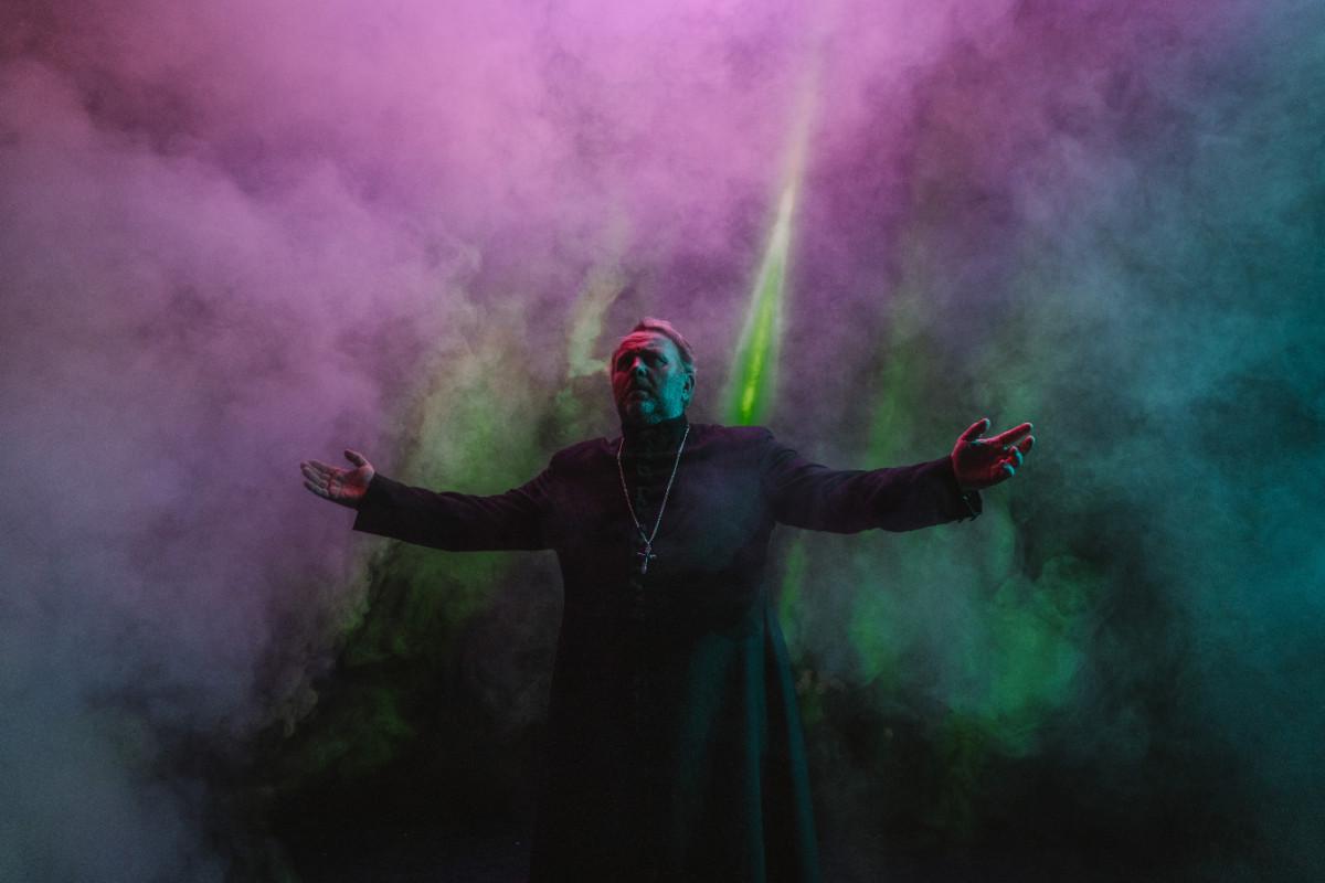 Z Bunuelovim filmom navdihnjena Buržoazija ali komedija, ki je hkrati boleče angažirana