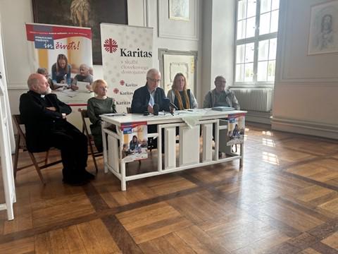 Starejših in bolnih, ki so revni in v različnih stiskah, je vsako leto več