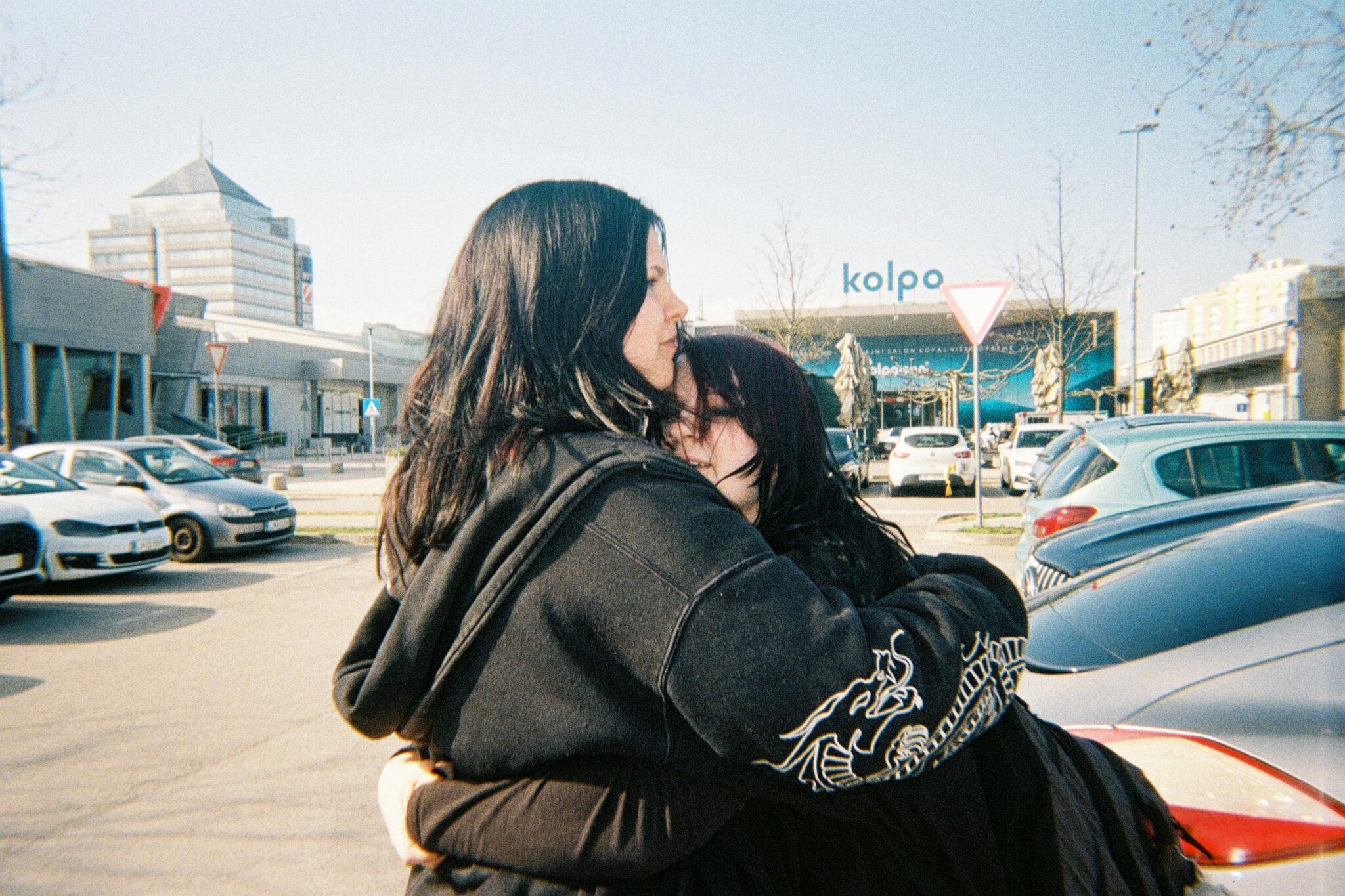 Analogen vpogled v svet mladostnikov ali mala šola potrpljenja