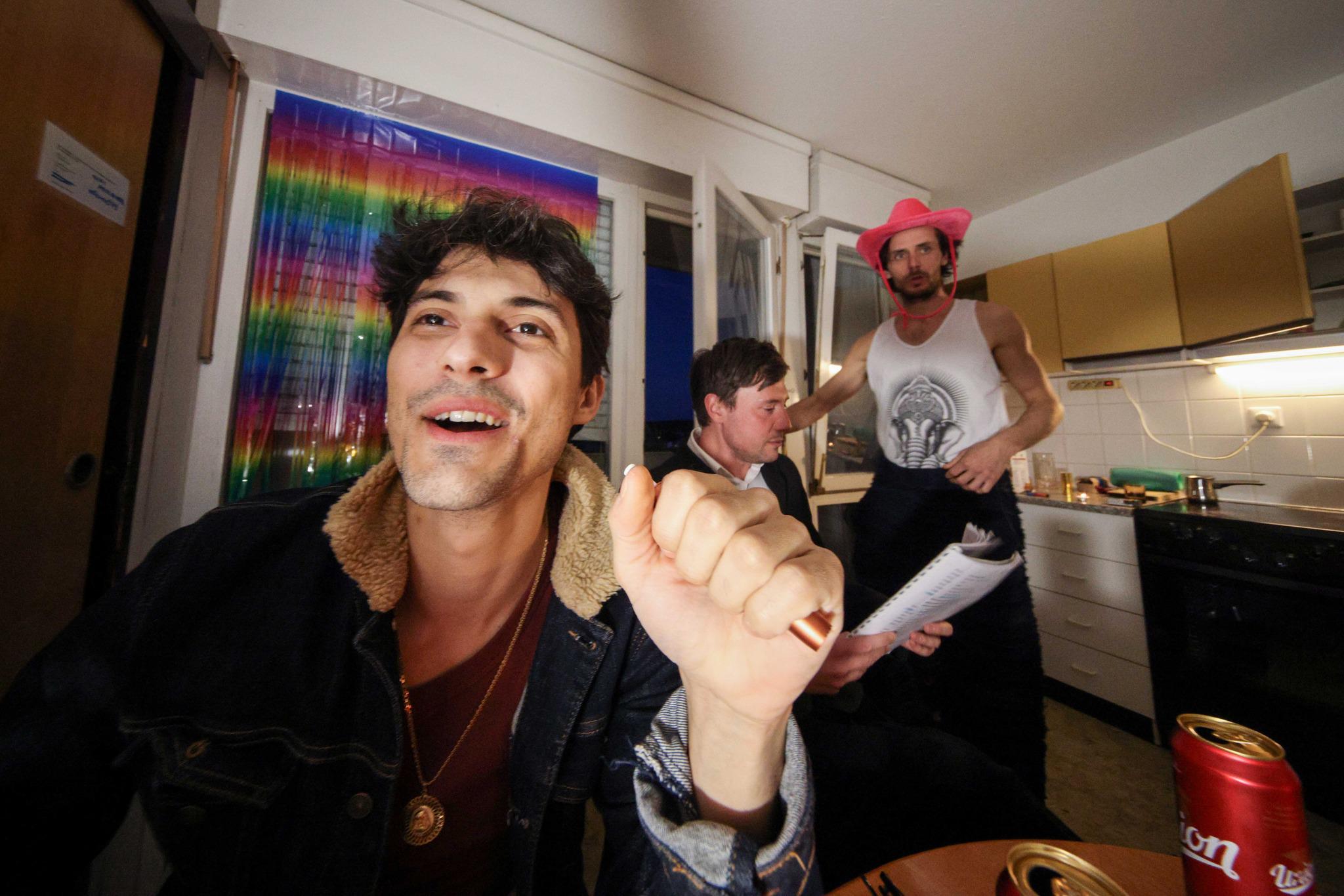 Konec epohe - prvič na odru Pešutov triptih o zapuščanju, vračanju in odraščanju