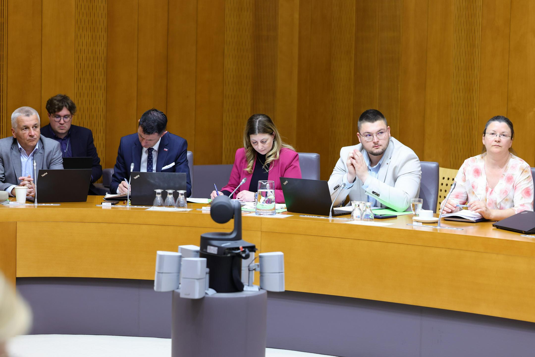 Poslanci nastajajoče koalicije kritični do stanja javnih financ