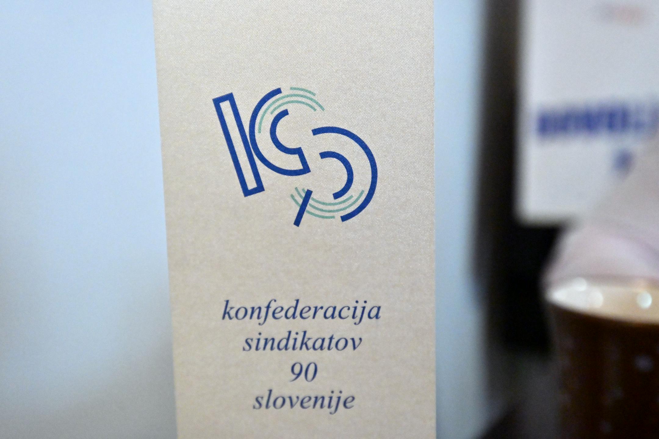 Konfederacija sindikatov 90 zahteva umik predloga interventnega zakona. Omenjajo tudi stavko.