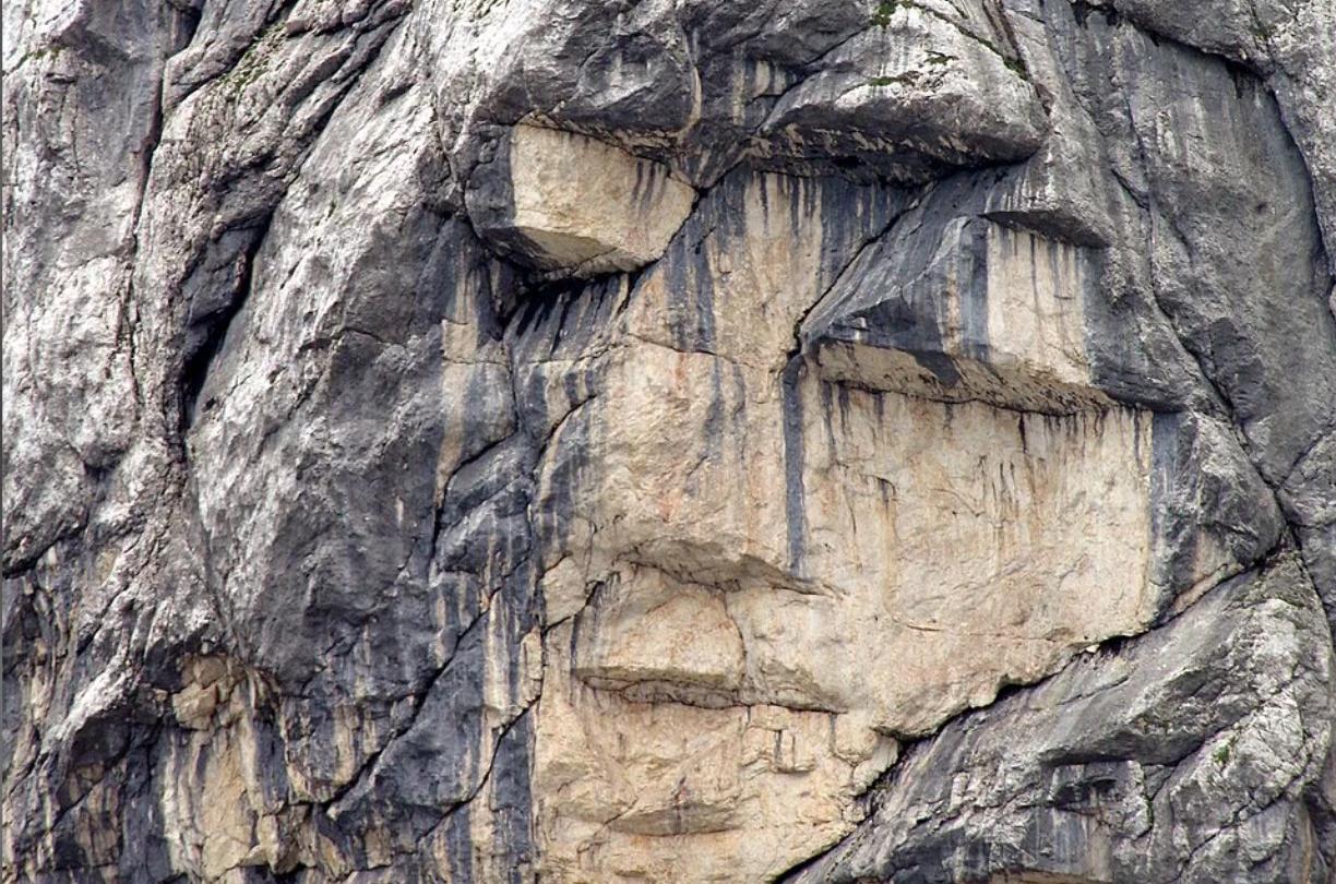"Izginula" Ajdovska deklica še vedno na steni Prisanka