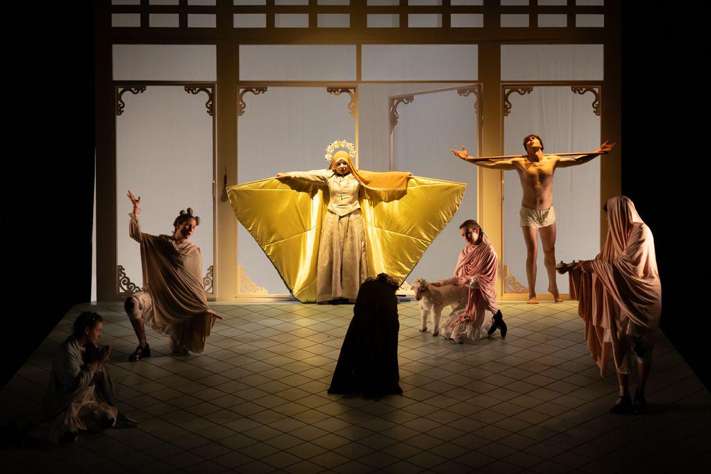 Hiša Marije Pomočnice v sodobnem in čutnem gledališkem jeziku