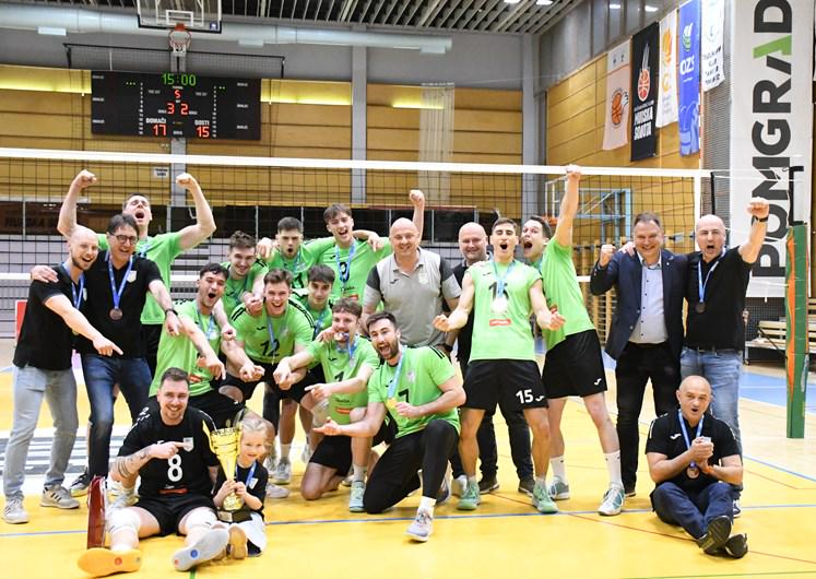 Vroč zaključek tekme za bron in napad na linijskega sodnika