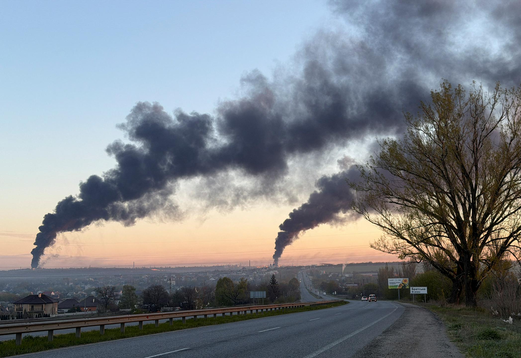 Ukrajina in Rusija znova izmenjali ujetnike. Ponoči številni napadi na ukrajinska mesta.