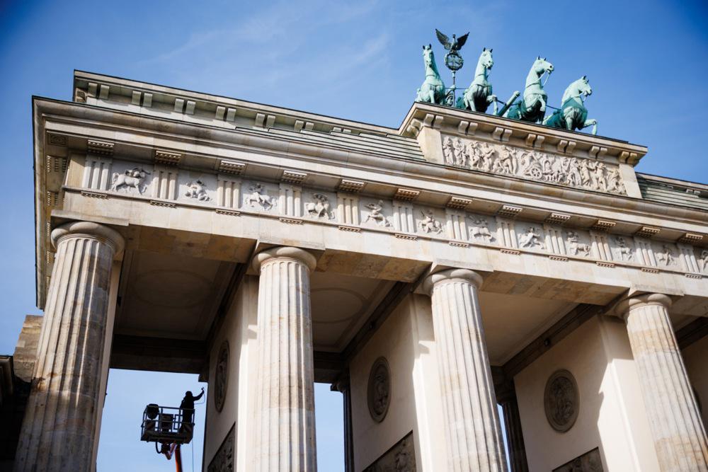 Senatorka za kulturo odstopila zaradi nepravilne razdelitve sredstev za boj proti antisemitmu