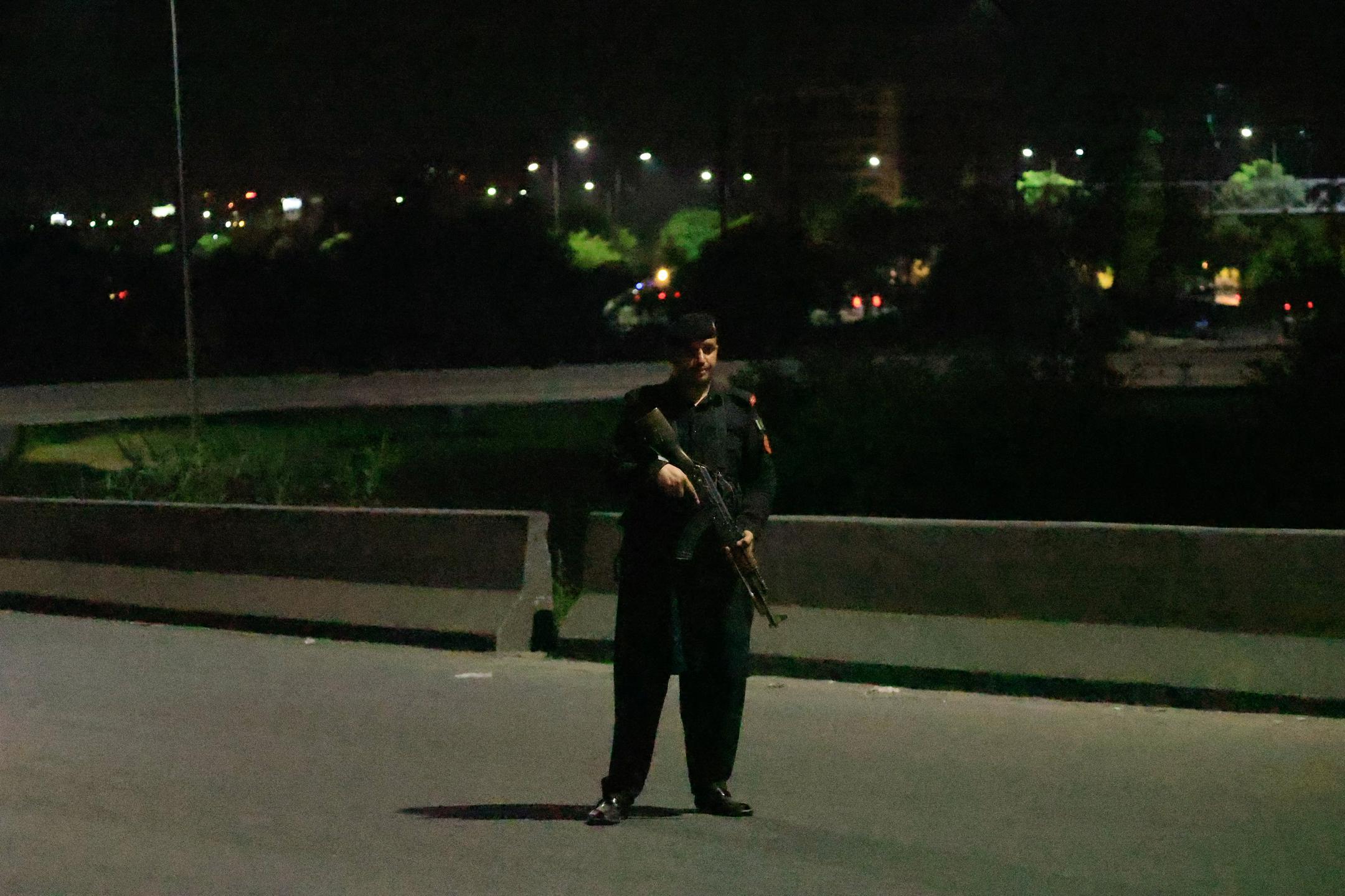 Trump: Iran naj pokliče, če želi pogovore. Iranski zunanji minister se vrača v Pakistan.