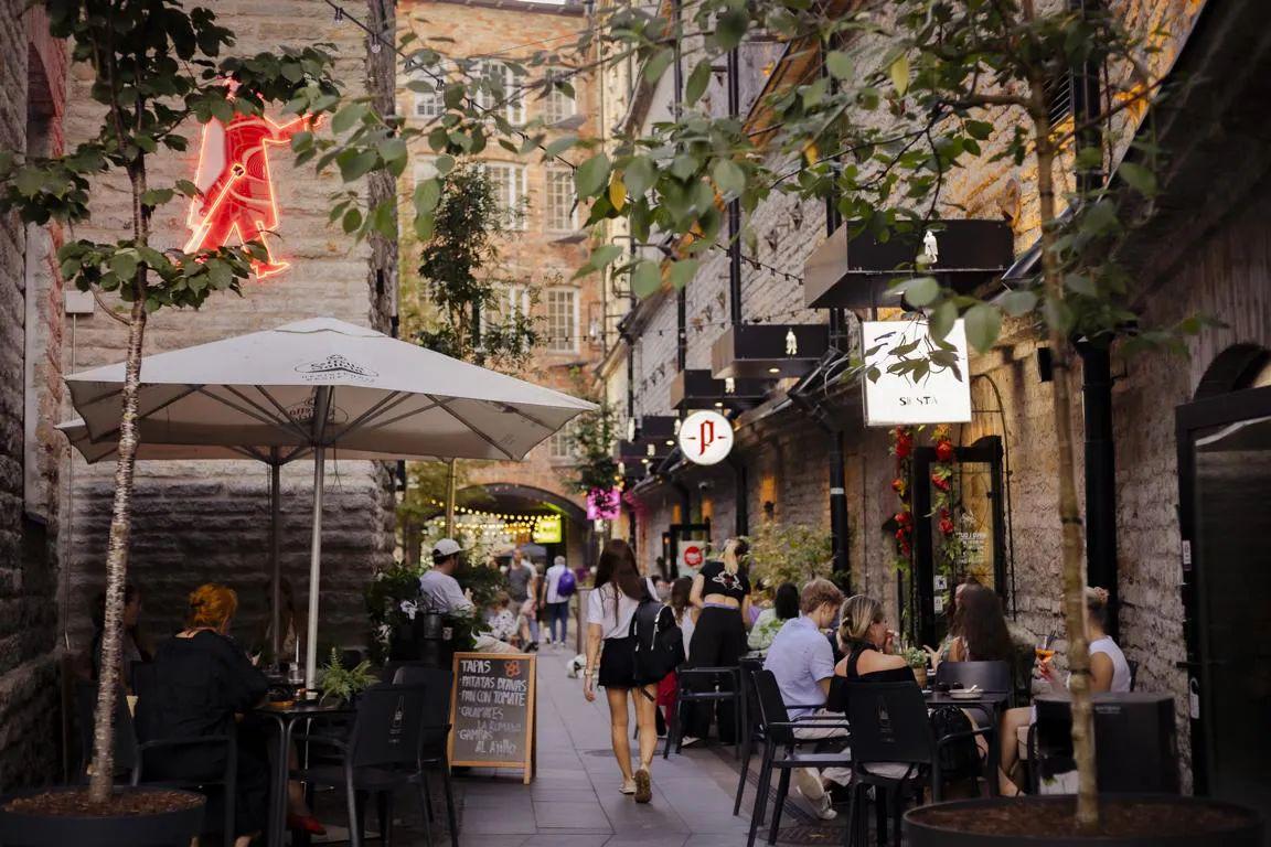 Med kultnimi lokacijami evropskega filma "Stalkerjeva pot" v Tallinnu in Rimski vodnjak v Beogradu