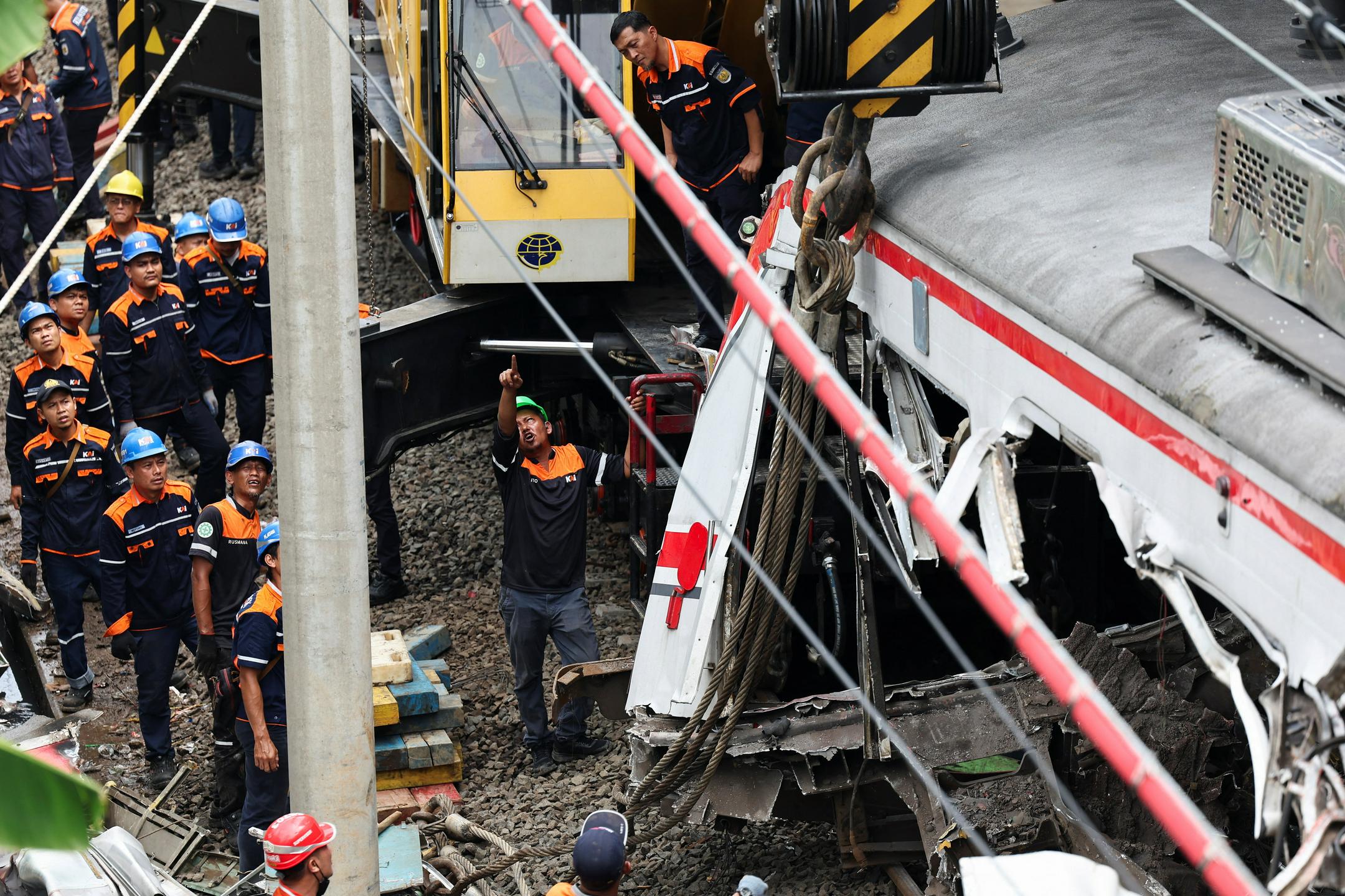 V železniški nesreči v Indoneziji umrlo 14 ljudi