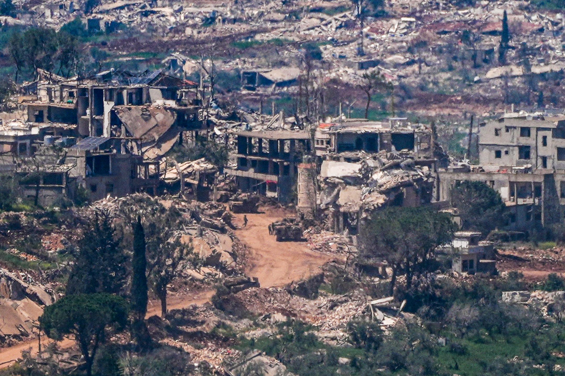 Netanjahu: Boj proti Hezbolahu še ni končan. Libanon Izrael obtožuje ekocida.