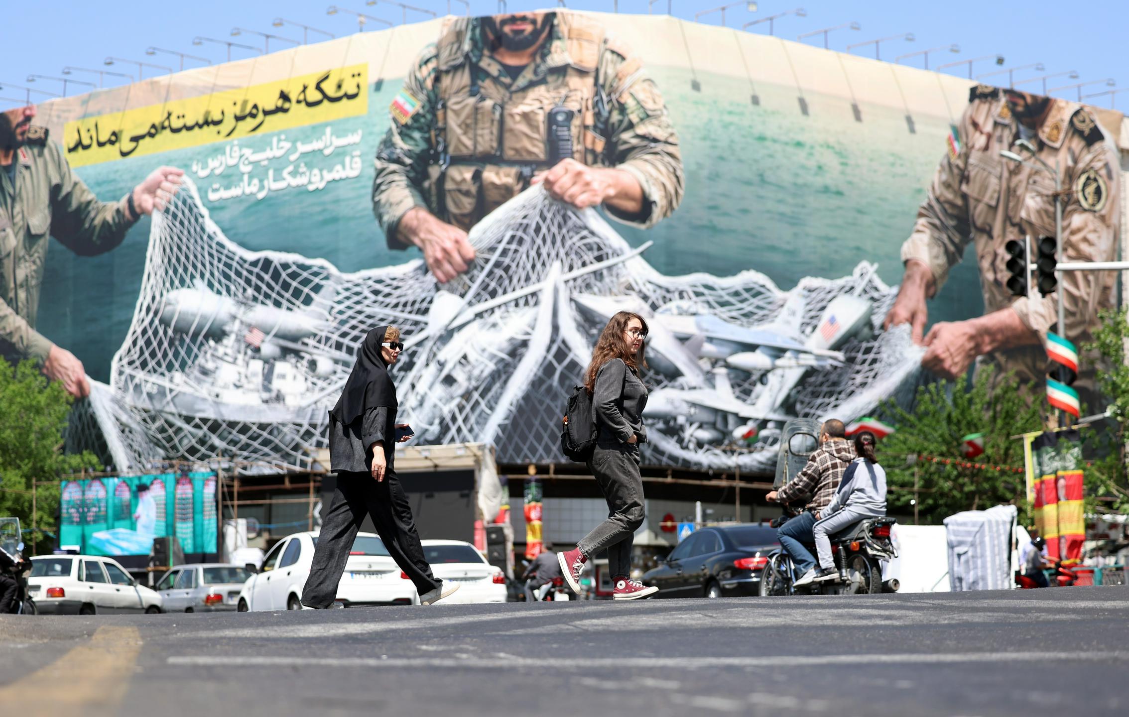 ZDA se pripravljajo na podaljšano zaporo Irana. Trump trdi, da je iransko vodstvo v "stanju razpada"
