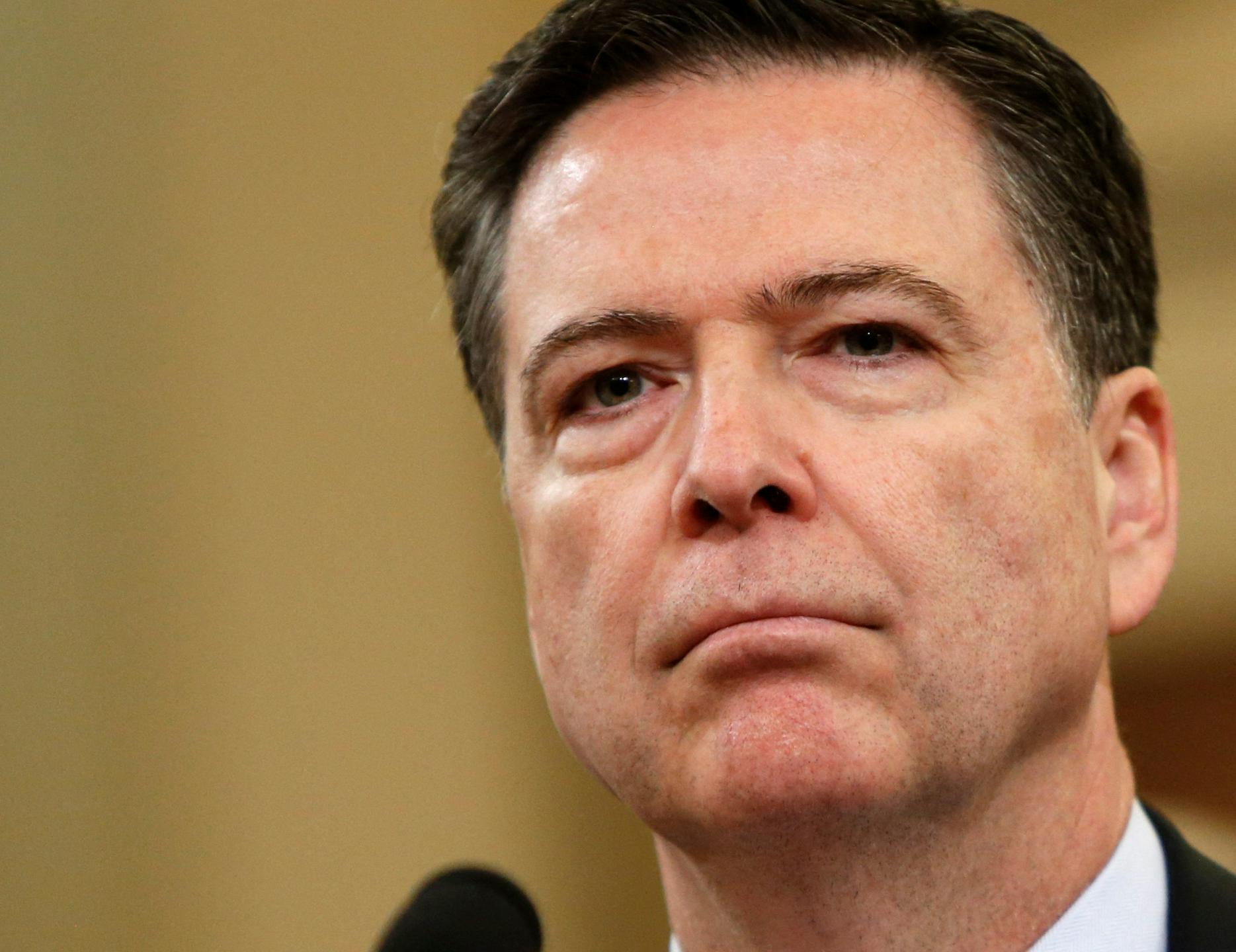 Nekdanji direktor FBI-ja James Comey se je predal policiji in soočil z obtožnico ogrožanja Trumpa