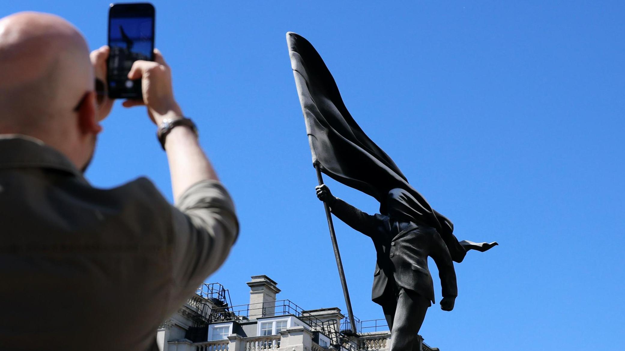 V središču Londona vzniknil kip z Banksyjevim podpisom, ki pa avtorstva (še) ni potrdil