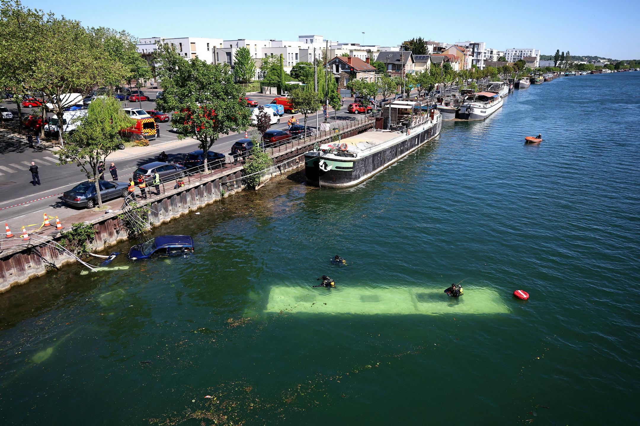 Voznica pripravnica avtobus zapeljala v reko Seno