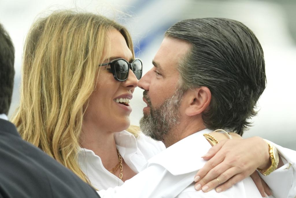 Donald Trump jr. in Bettina Anderson čakata s poroko na konec vojne v Iranu