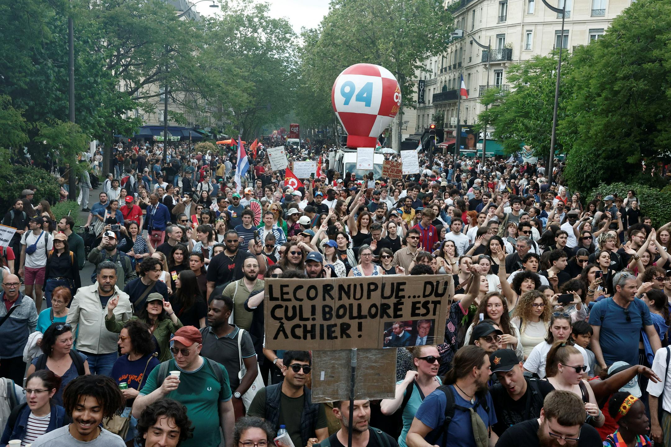 Ob 1. maju po svetu tradicionalni shodi in demonstracije. V Carigradu aretirali 400 protestnikov.