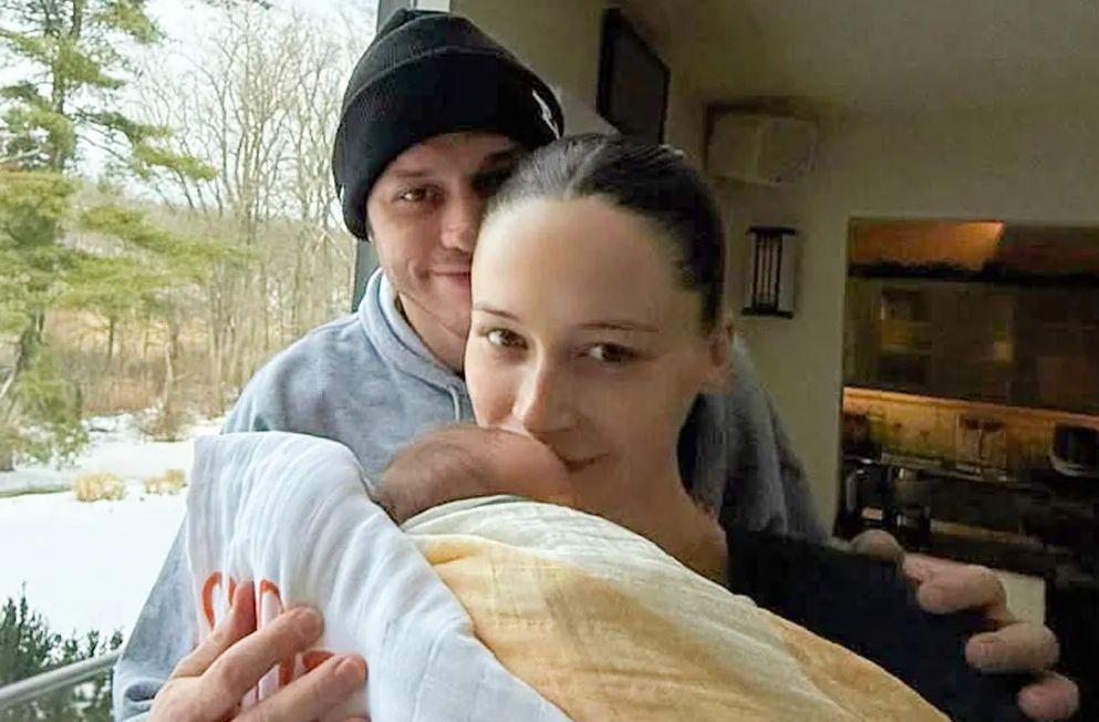Zveza Peta Davidsona in Elsie Hewitt pet mesecev po rojstvu hčerke "na trhlih tleh"