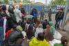Protest zaradi načrtovane deportacije treh ljudi. Ministrstvo: Ne gre za deportacijo, ampak predajo.