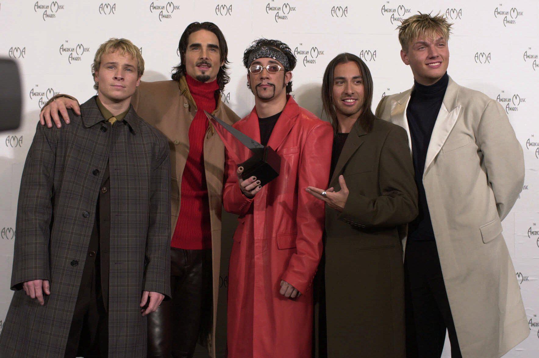 Tri desetletja izdaje prvenca fantovske skupine Backstreet Boys