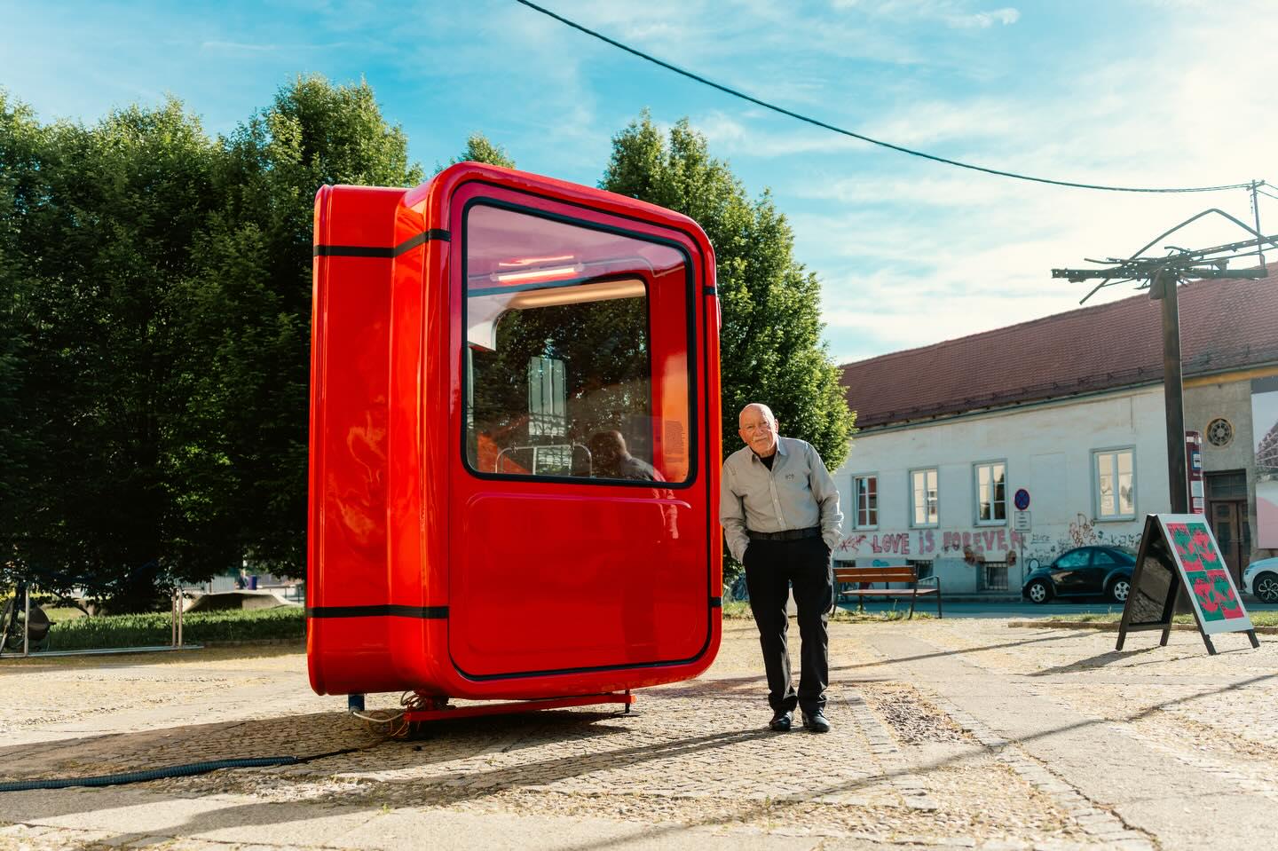 Več kot sto dijakov prenovilo legendarni Mächtigov kiosk, ki zdaj stoji pred UGM-om