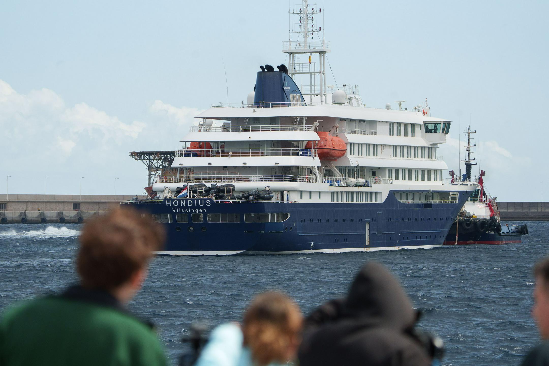Ladja, na kateri je izbruhnil hantavirus, po izkrcanju zadnjih potnikov zapustila Kanarske otoke