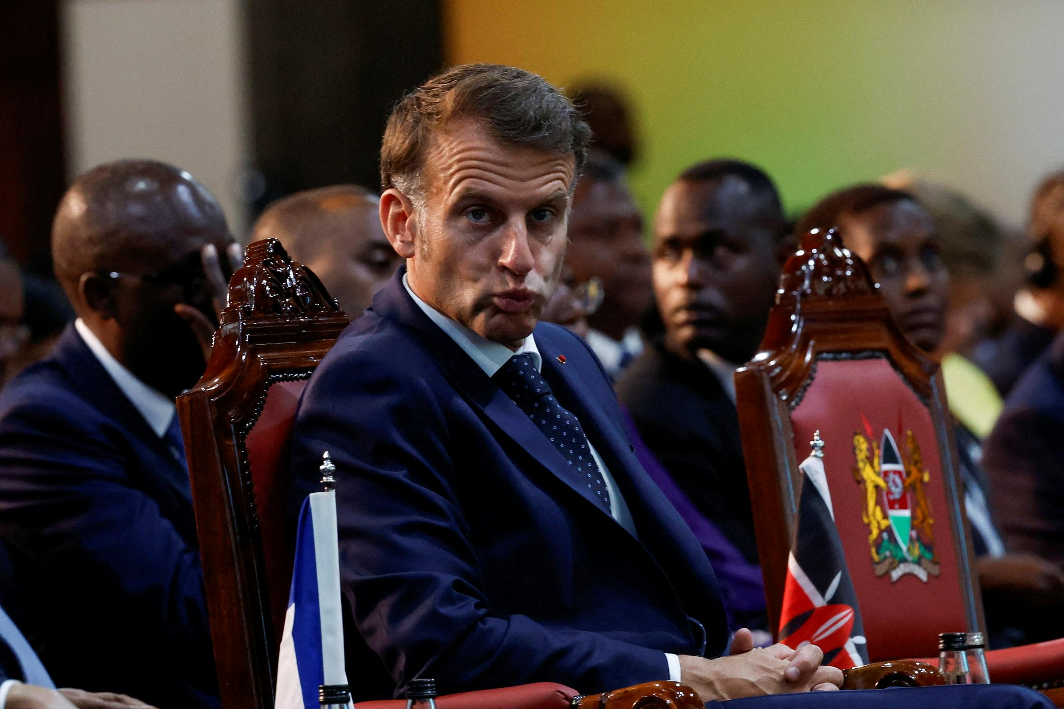 Macron prekinil govornika in od občinstva zahteval tišino: "To kaže na popolno nespoštovanje!"
