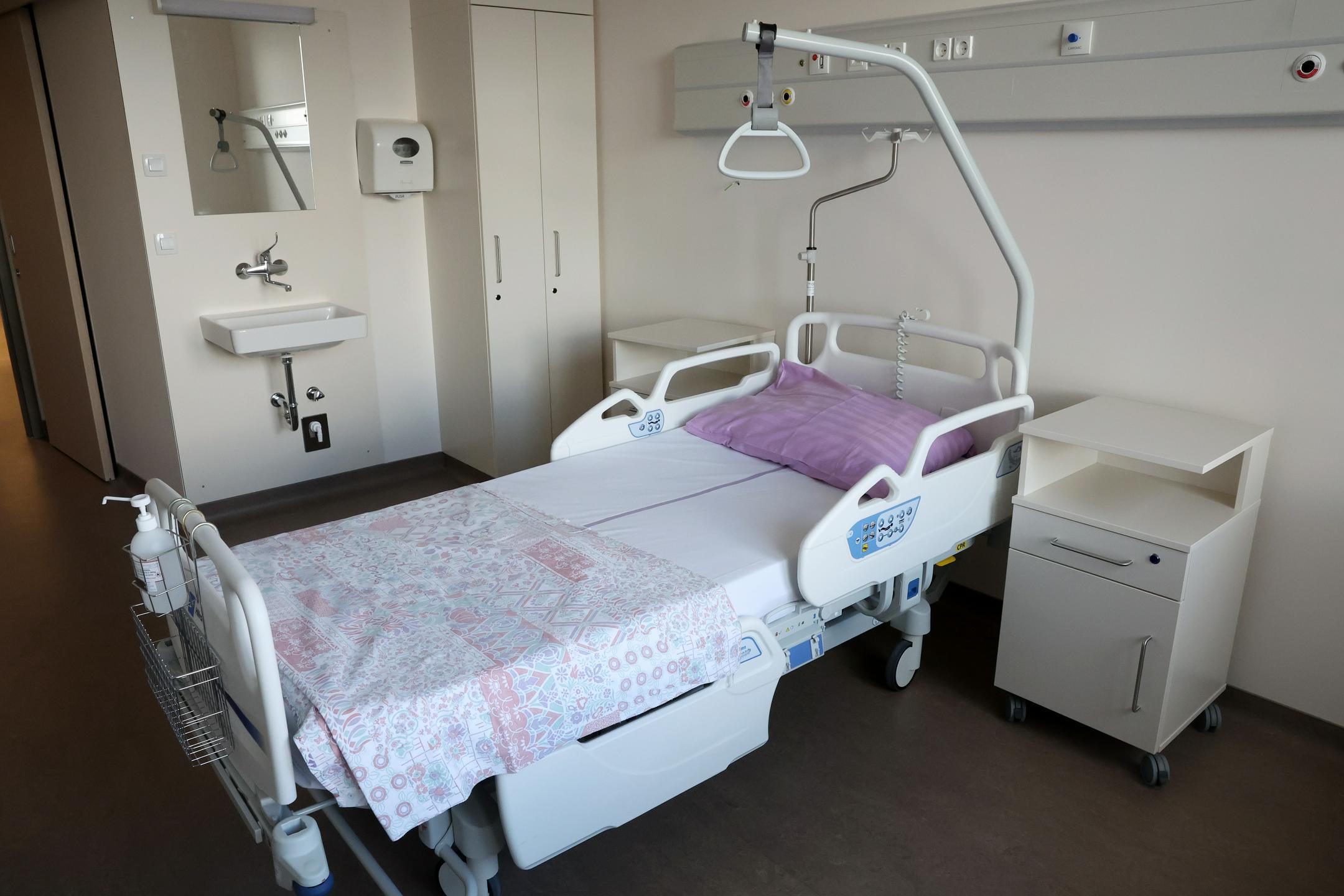 Bolnike bodo v prenovljene sobe za nefrologijo v 8. nadstropju UKC Ljubljana preselili šele junija