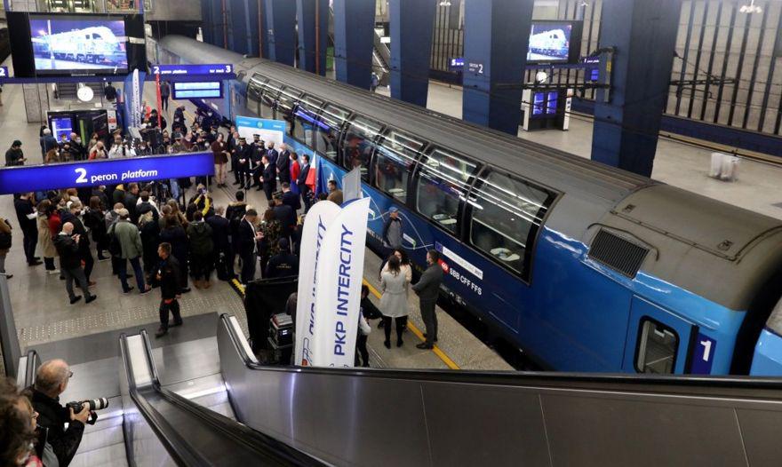 V Bruslju želijo z več ukrepi olajšati in poenostaviti potovanja z vlaki