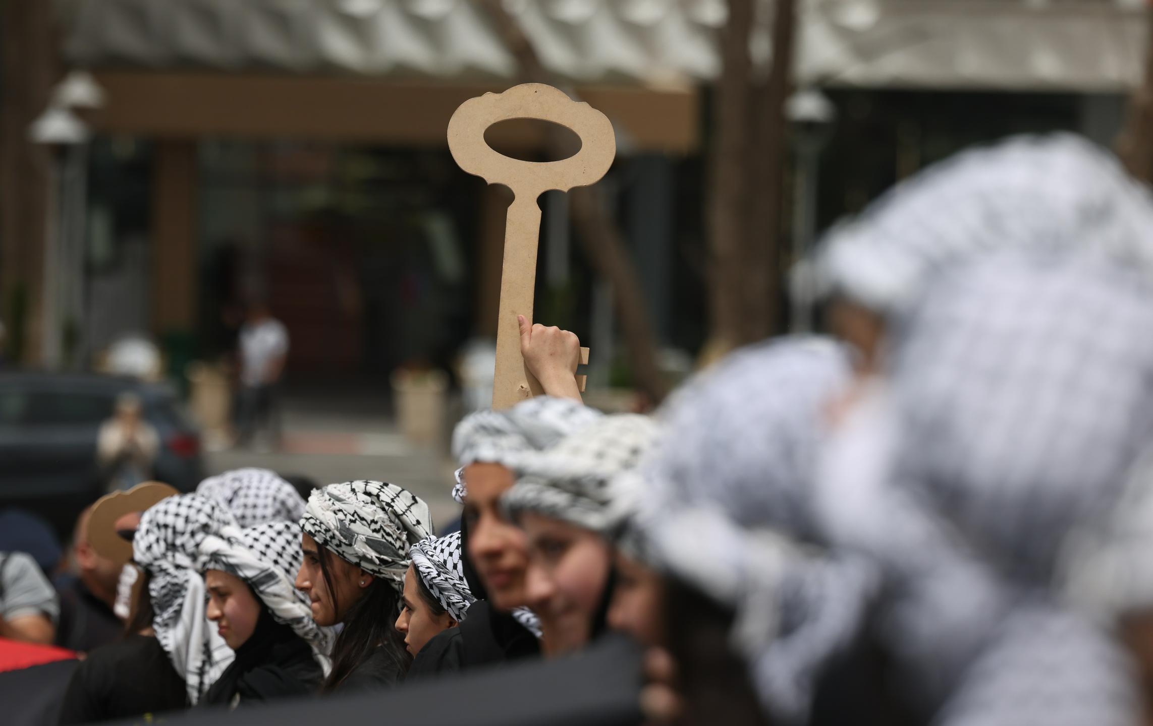 Palestinci zaznamujejo obletnico nakbe, njihovega etničnega čiščenja in razlastitve leta 1948