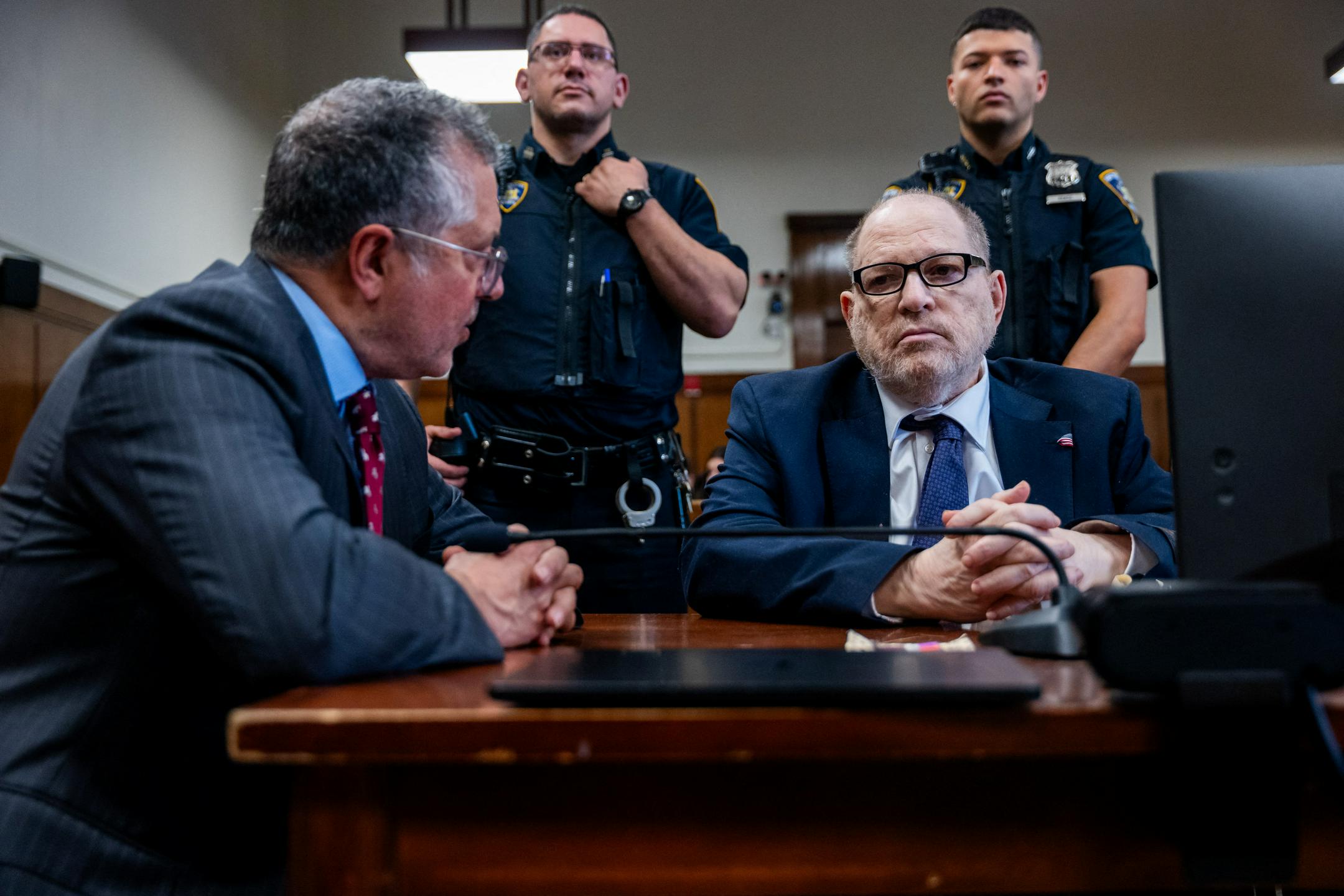 Newyorško sodišče razveljavilo obsodbo Harveyja Weinsteina, ki ga je bremenila posilstva