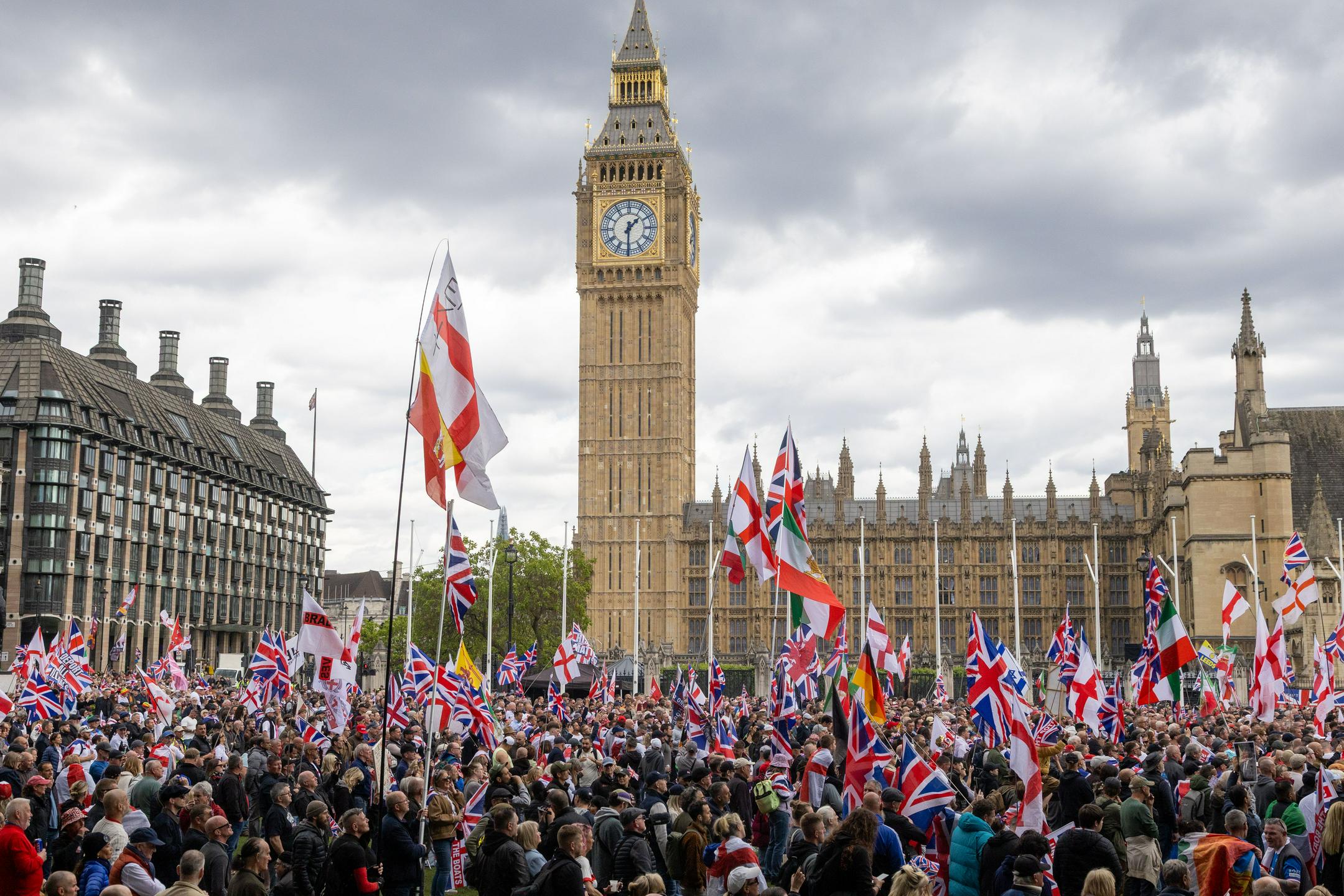 V Londonu na dveh ločenih protestih, v podporo Palestincem in proti priseljevanju, desettisoče ljudi