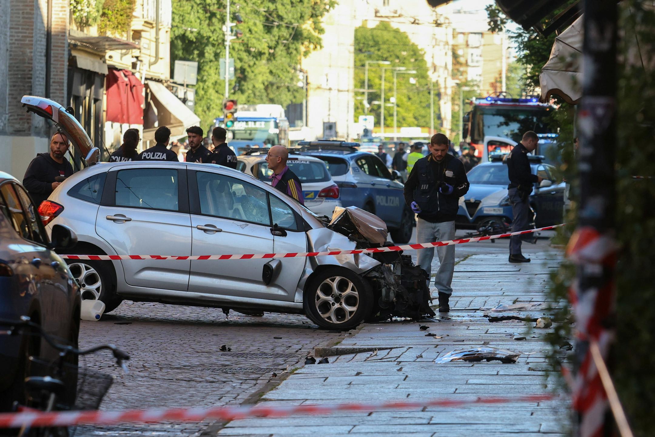 V Modeni voznik z avtomobilom zapeljal v pešce. Osem ranjenih, od tega štirje huje.