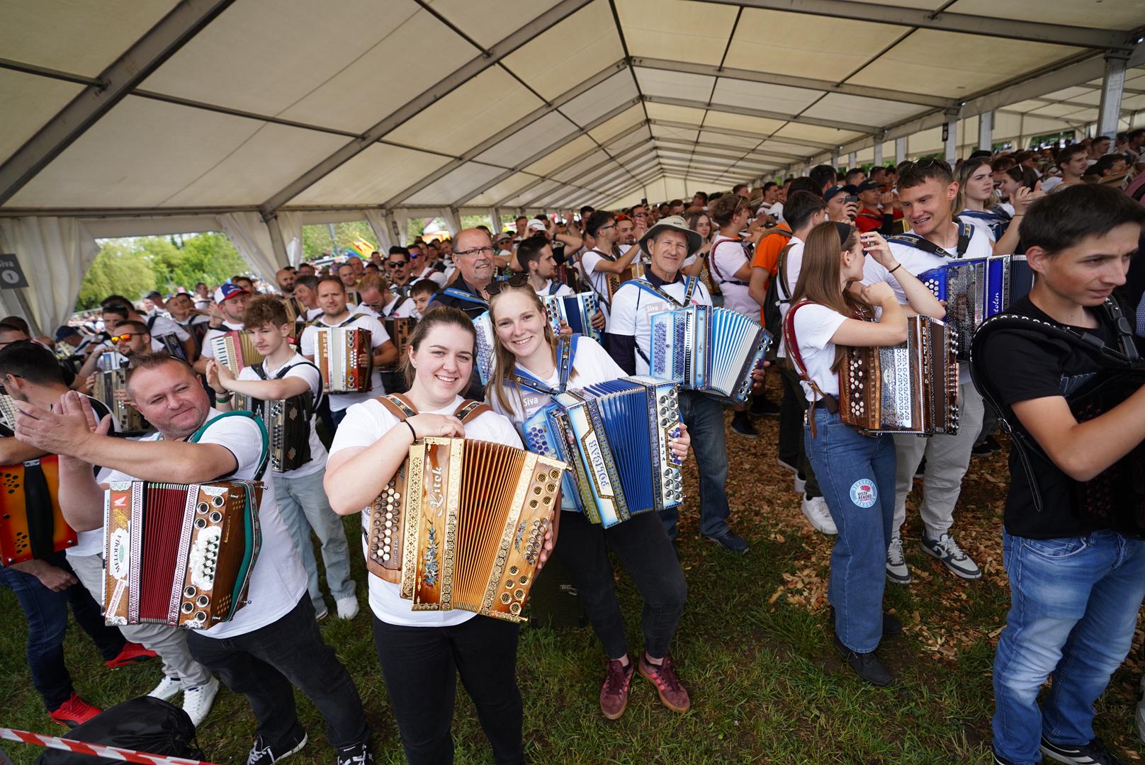 4066 harmonikarjev v Velenju postavilo nov slovenski in evropski rekord, ne pa tudi svetovnega