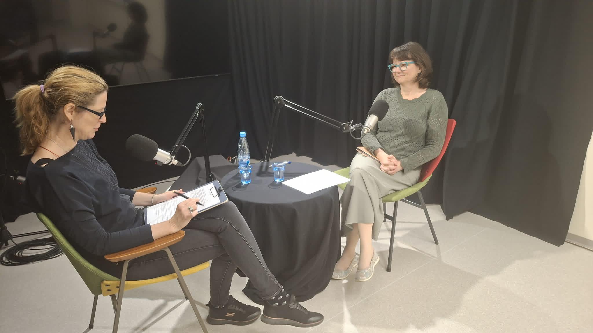 "Učenci ugotovljajo, da umetna inteligenca na isto vprašanje poda različne odgovore"