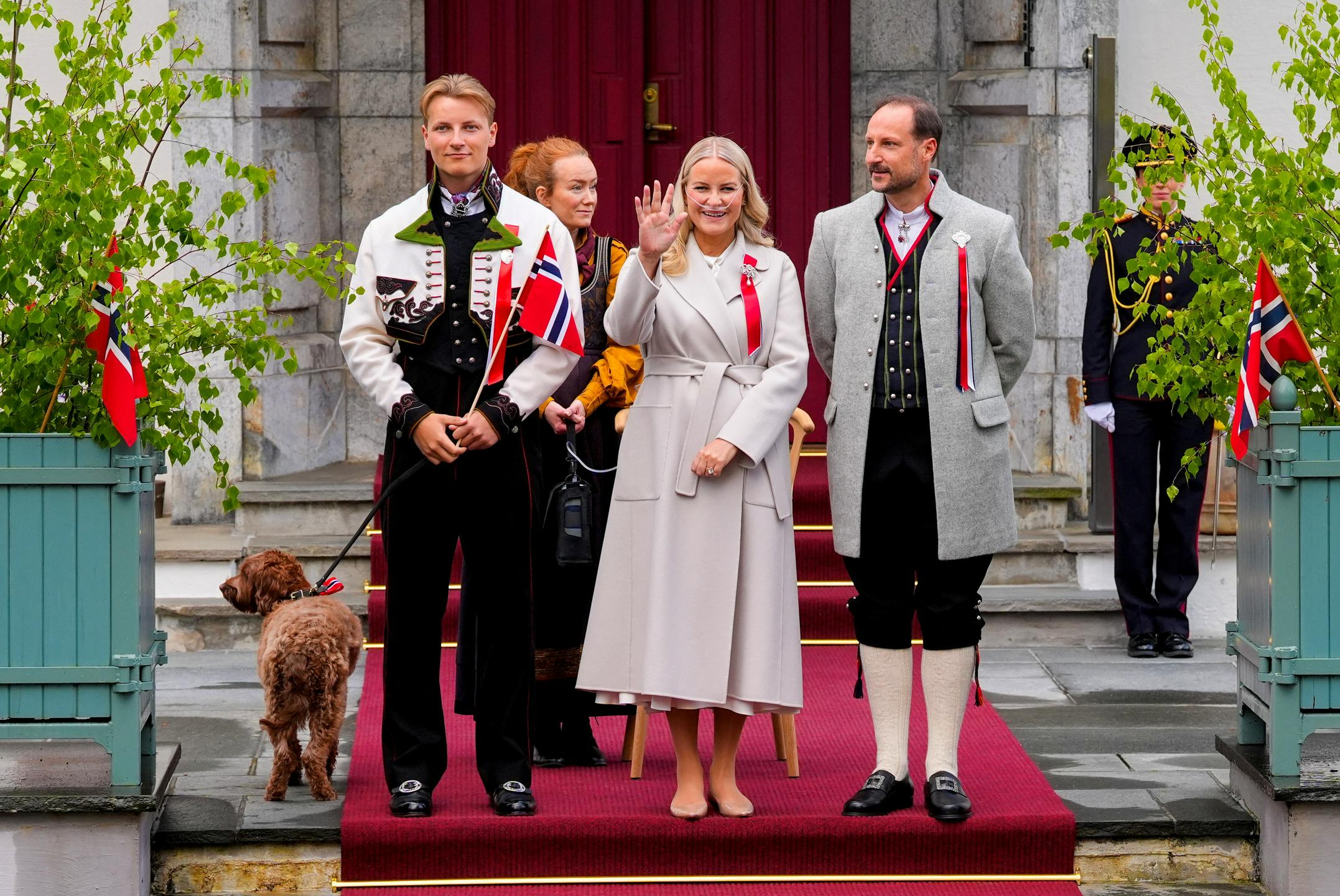 Mette-Marit na slavju pri dihanju pomagala kisikova jeklenka