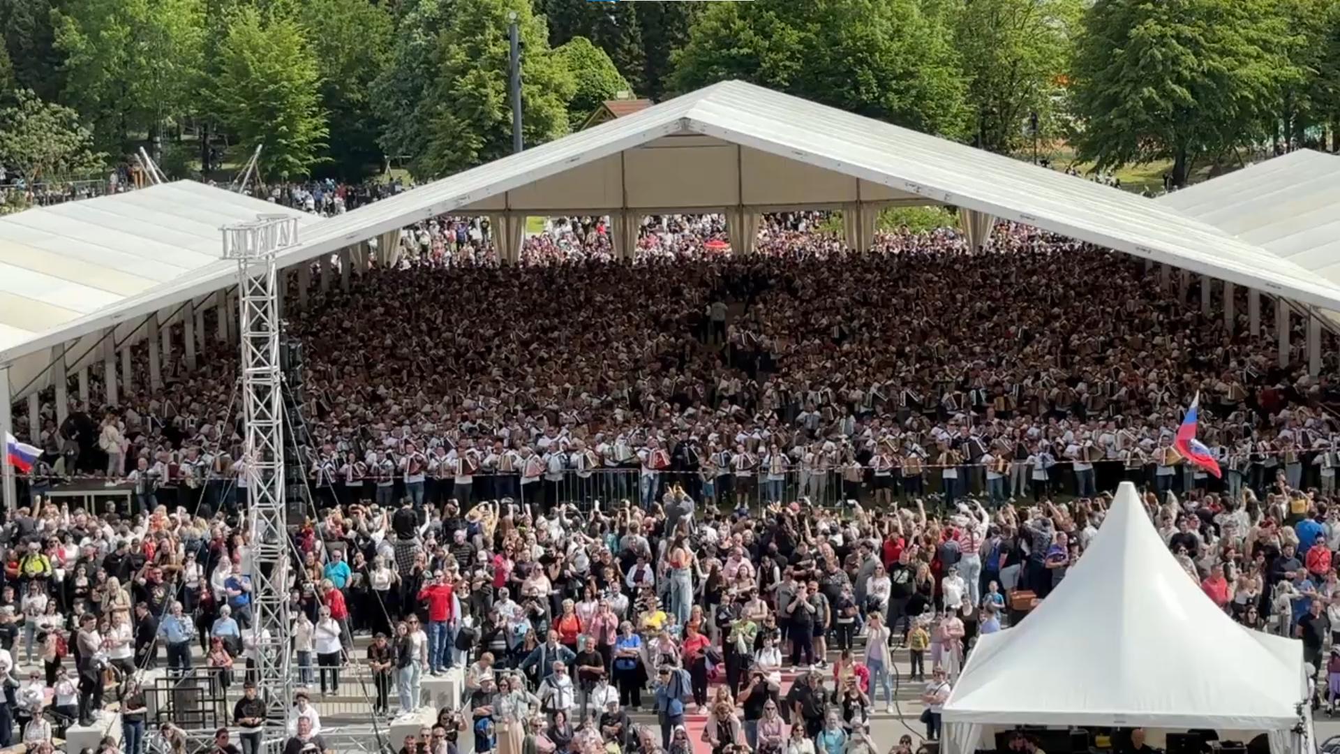4066 harmonik zaigralo Na Golici: "Ko zaslišiš toliko harmonik hkrati, dobiš kurjo polt"
