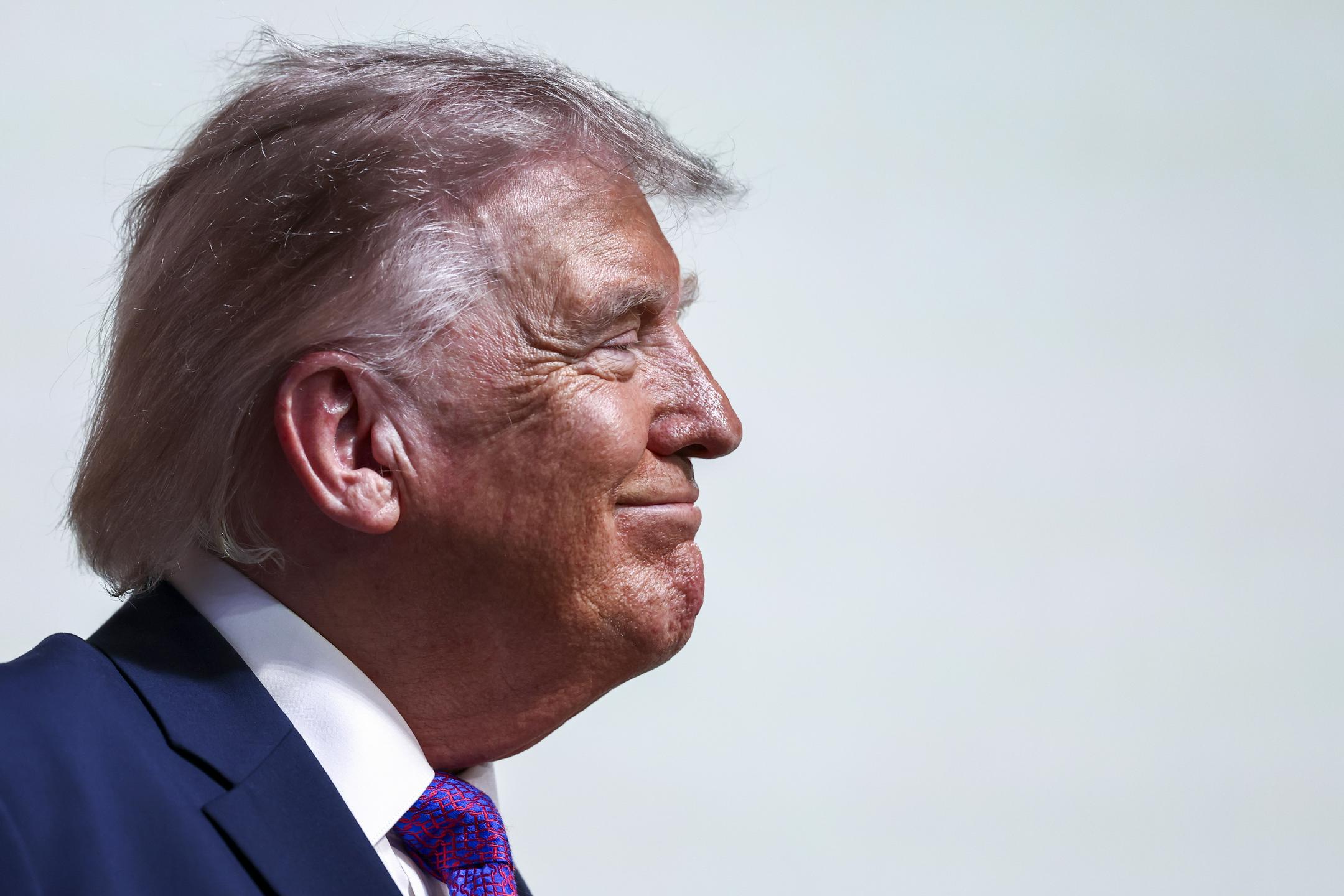 Trump sporočil, da je na prošnjo zalivskih monarhij preložil načrtovani nov napad na Iran