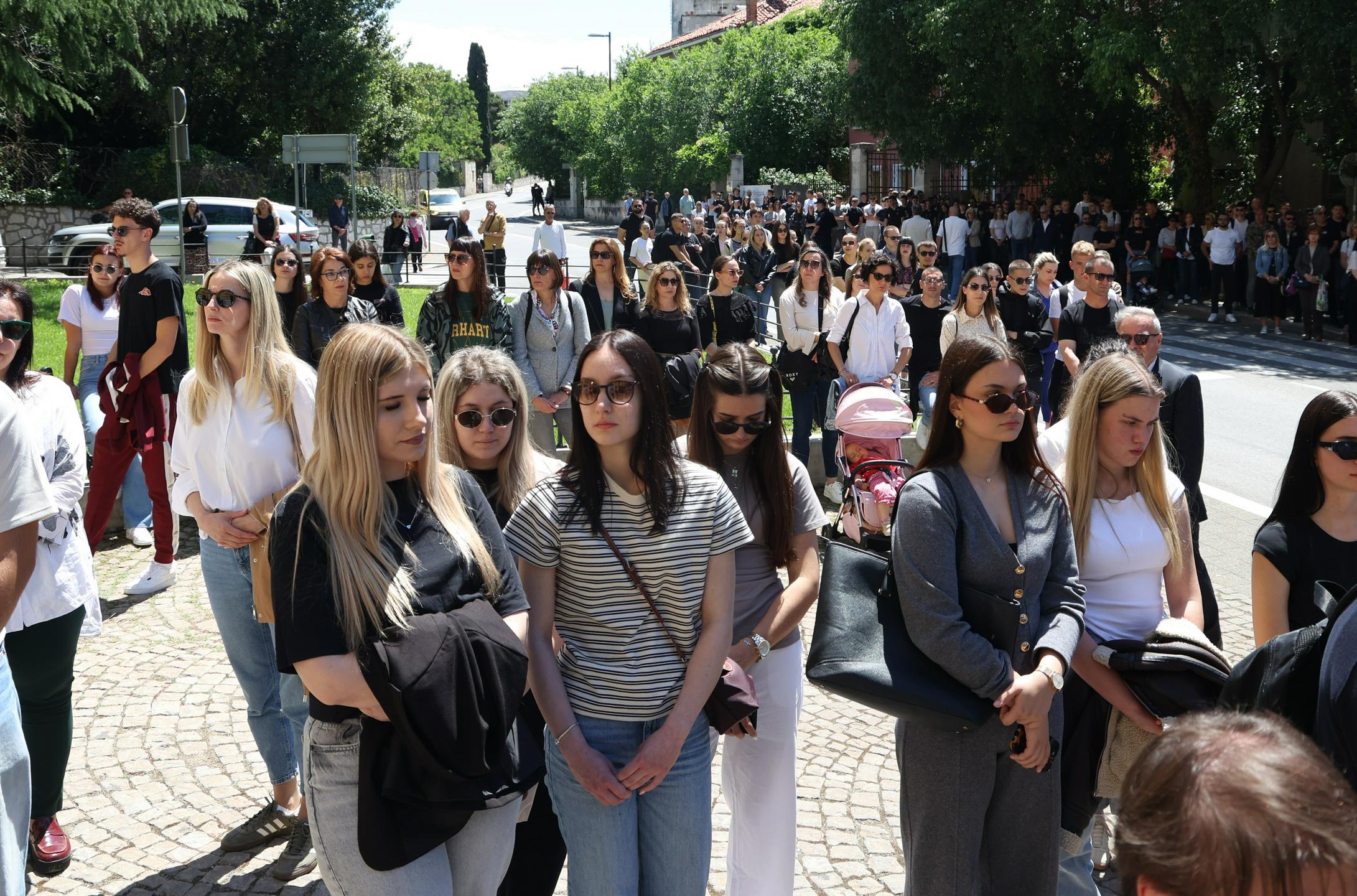 V Drnišu po umoru 19-letnika dan žalovanja in protesti po vsej Hrvaški