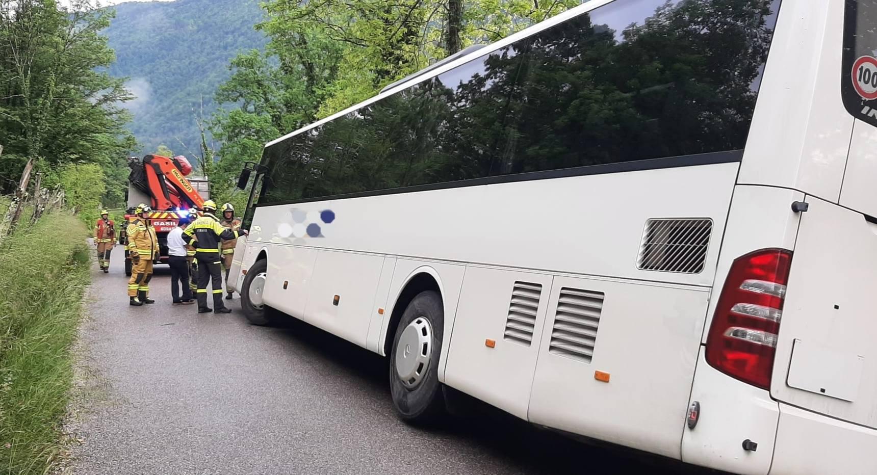 Avtobus zdrsnil in obvisel na brežini proti Soči