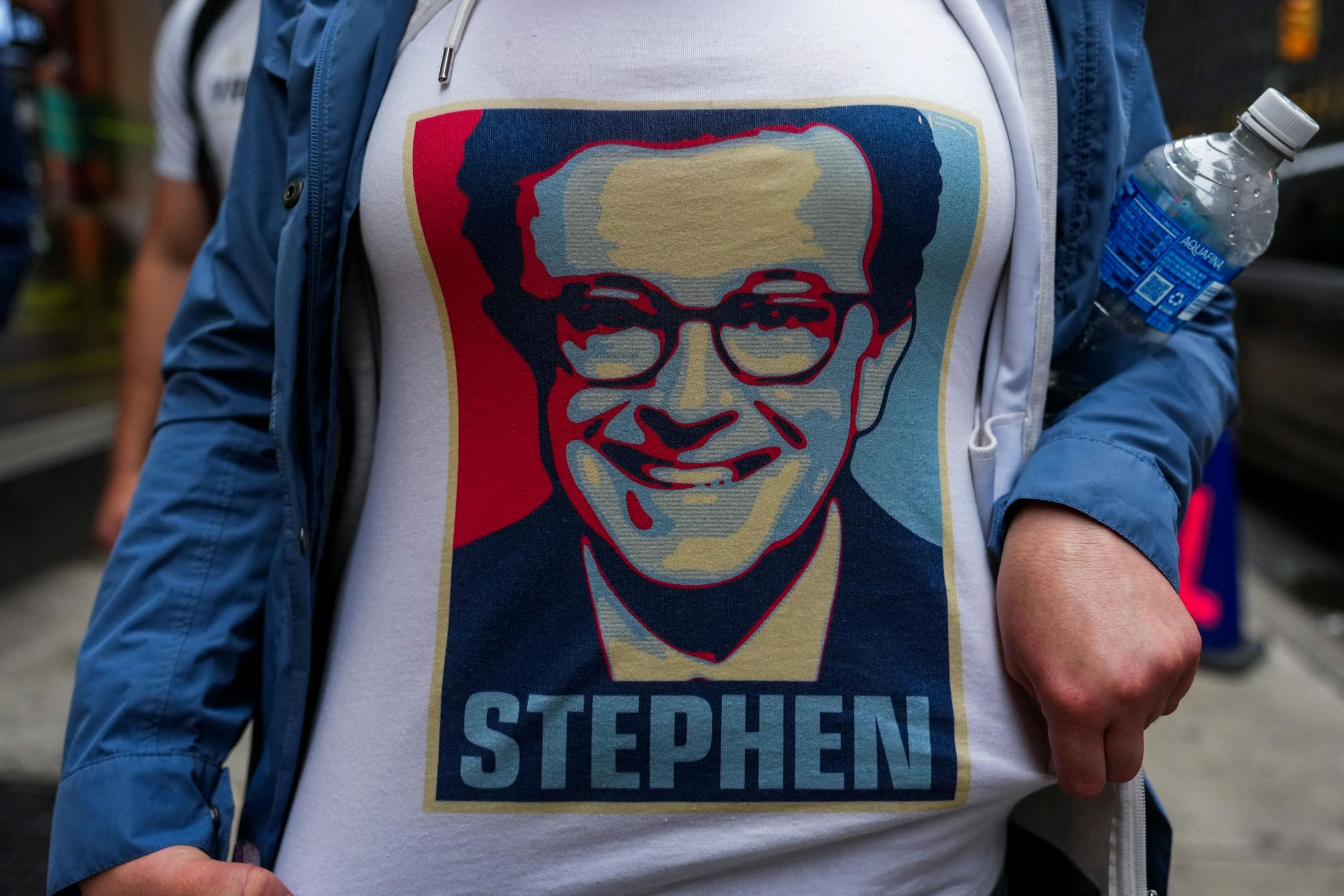 Stephen Colbert še zadnjič vodil oddajo The Late Show. Trump: "Hvala bogu, da je končno odšel!"