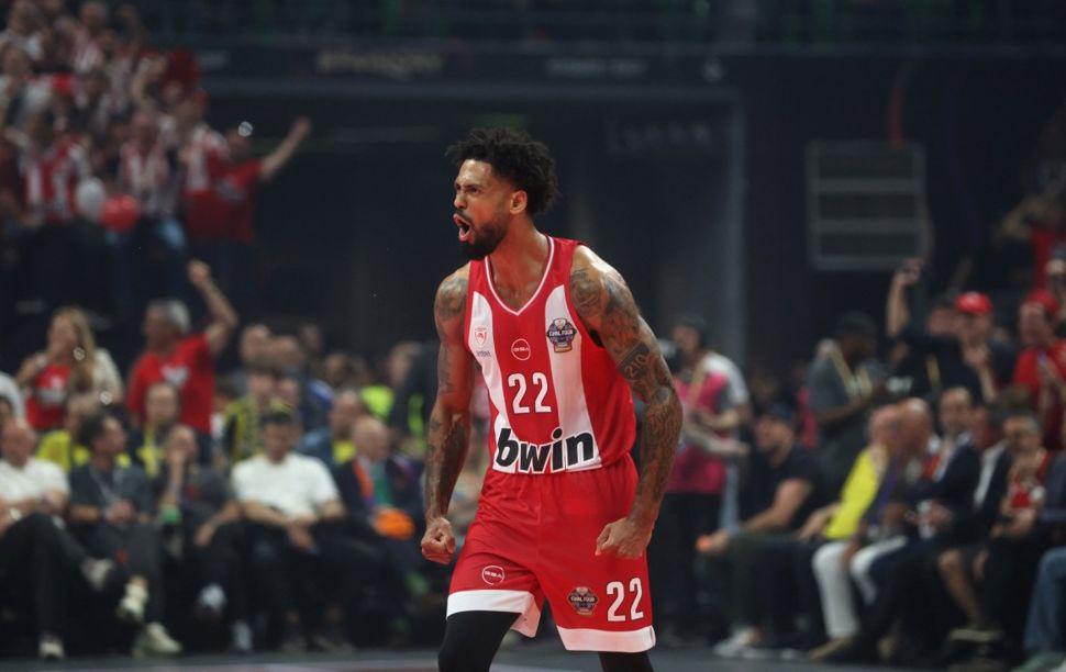 Olympiacos pred glasnimi domačimi navijači ustavil lanske prvake