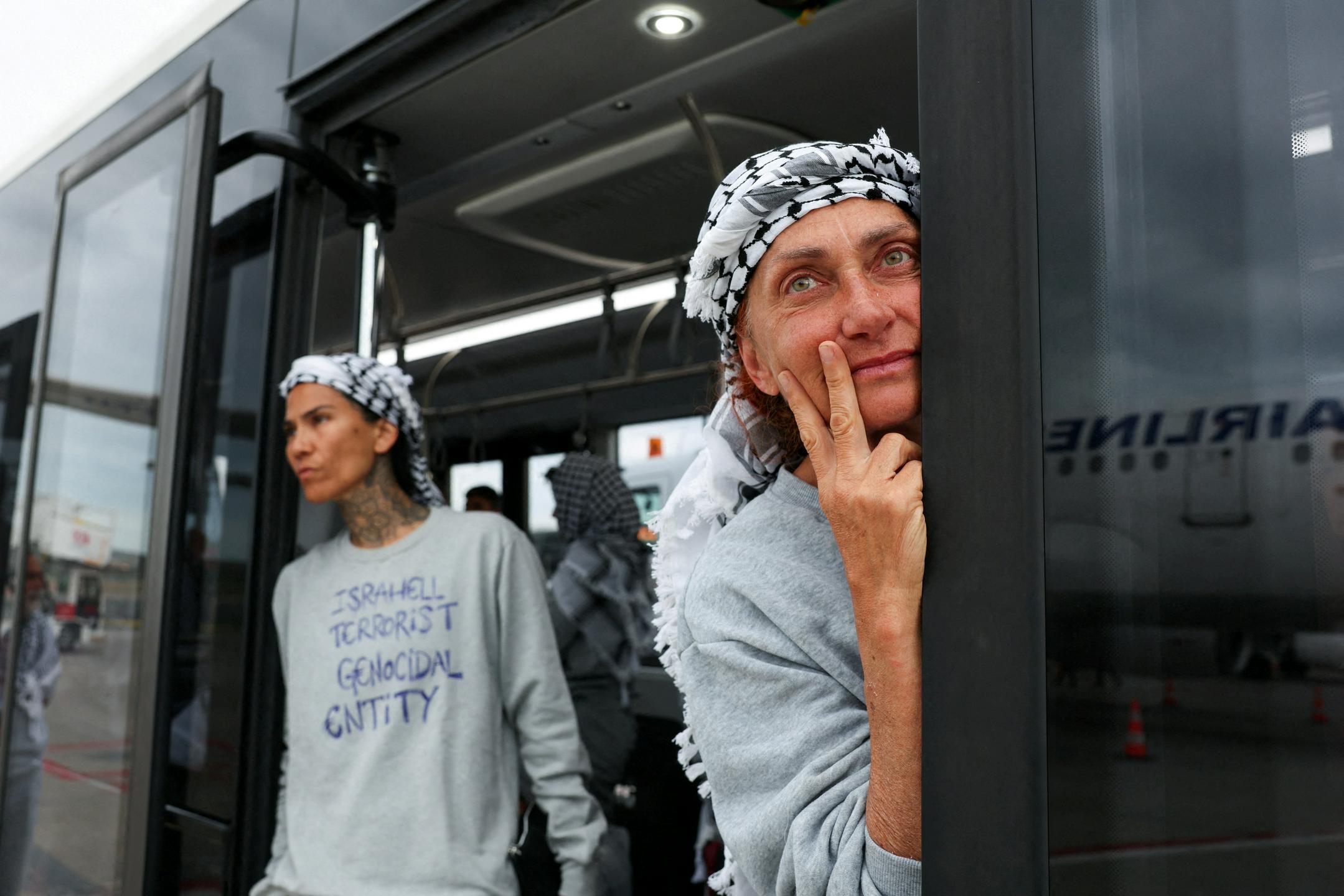 Aktivisti s humanitarne flotilje za Gazo poročajo o zlorabah in posilstvih v izraelskih zaporih