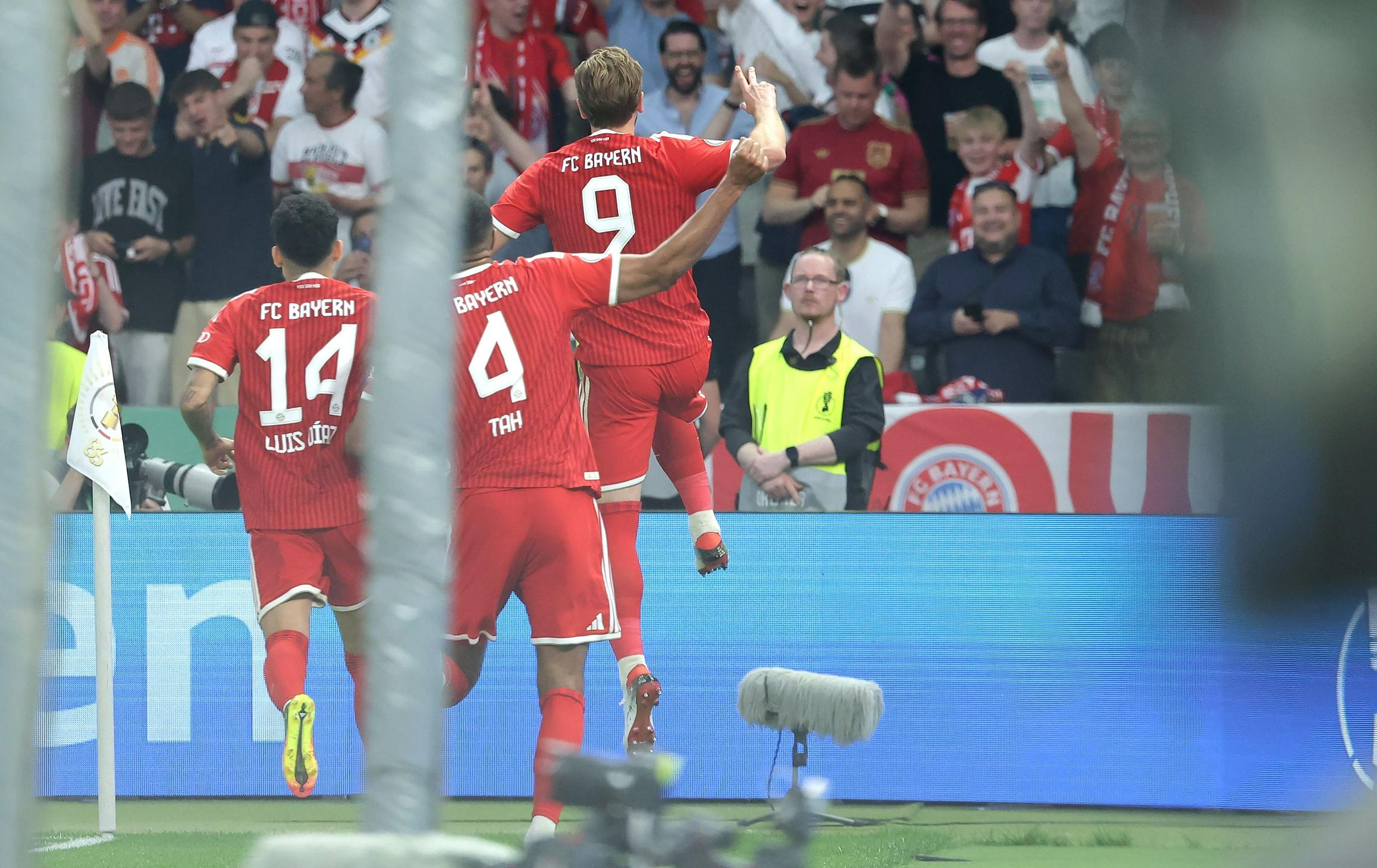 Kane s hat-trickom zagotovil Bayernu prvo dvojno krono po šestih letih