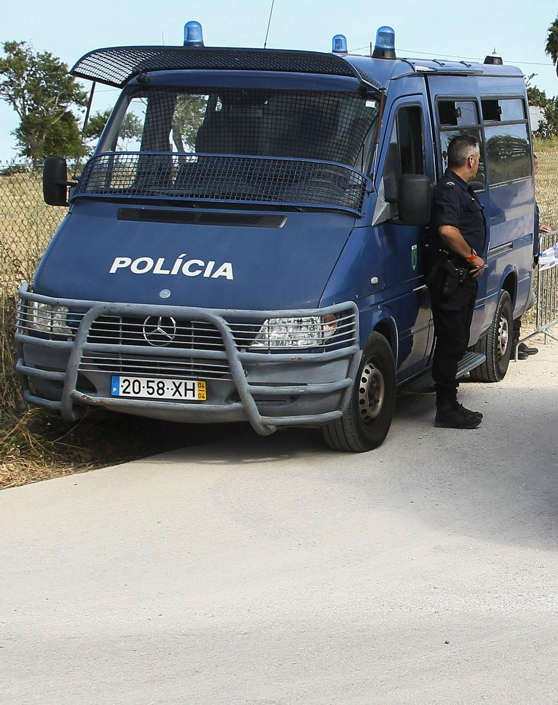 Zaradi zapustitve dveh majhnih otrok odrejen pripor za njuno mater in njenega partnerja