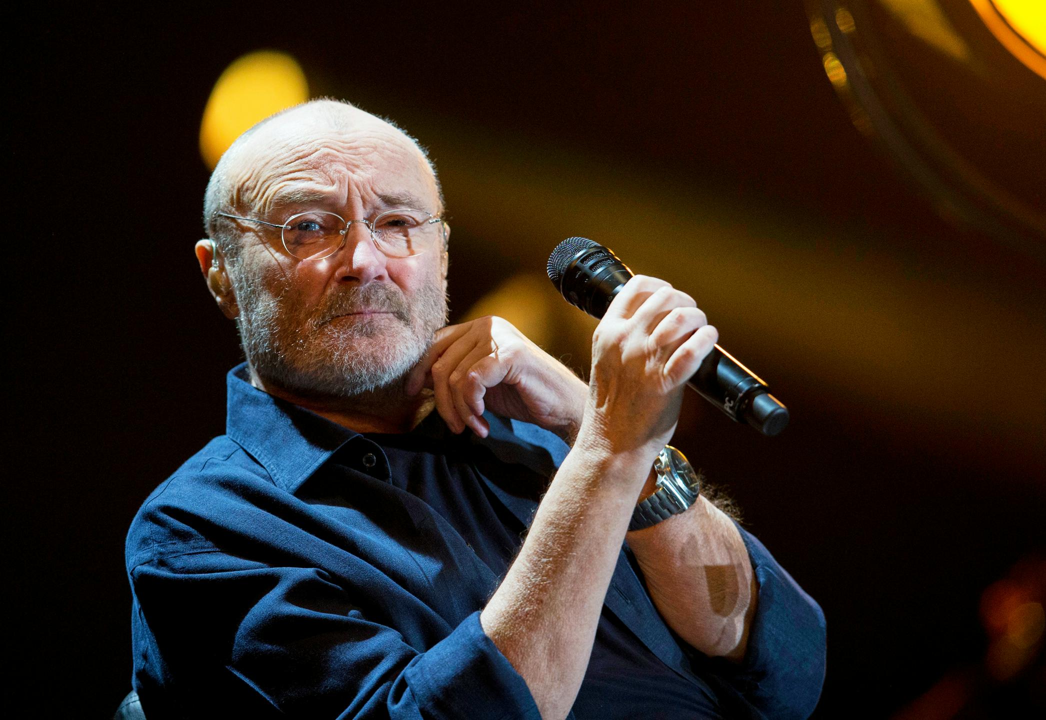 Phil Collins prestal pet operacij kolena, zdaj pa se spogleduje z vrnitvijo na odre