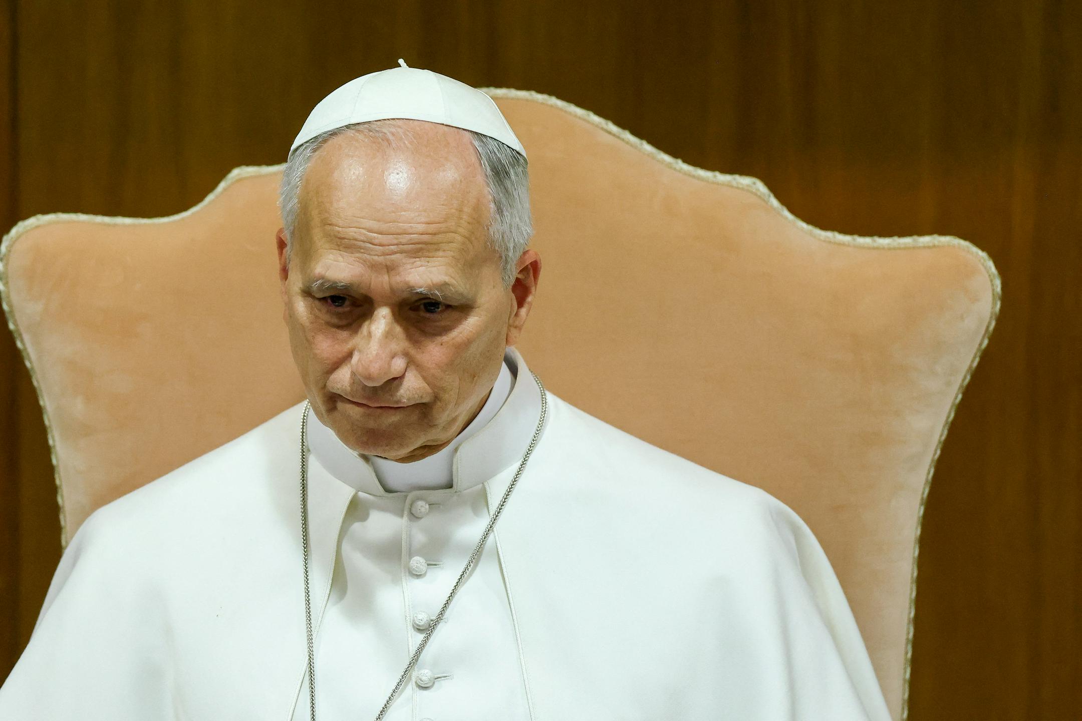 Papež Leon XIV. v svoji prvi encikliki poziva k strožjemu nadzoru nad umetno inteligenco