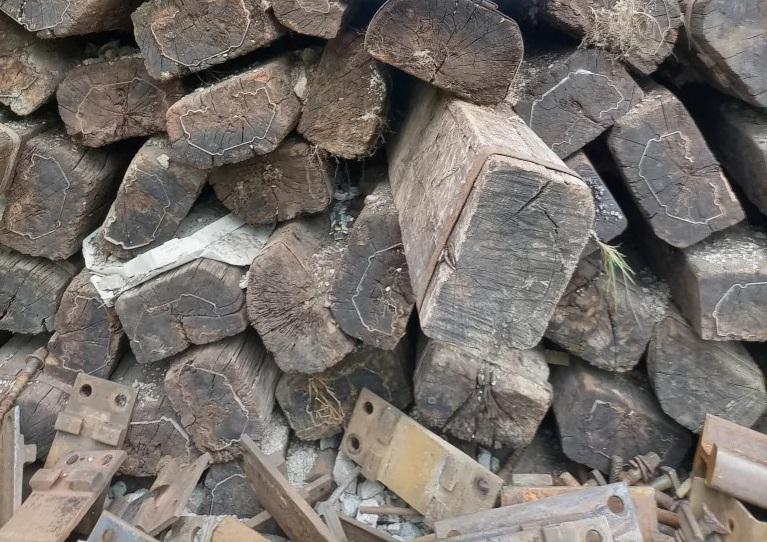 Na direkciji za infrastrukturo zagotavljajo, da bodo glede železniških tramov ustrezno ukrepali