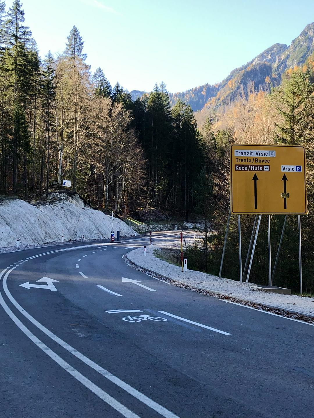 Na Vršiču nov prometni režim: zapornice, prepoved parkiranja na vrhu in brezplačni avtobusi