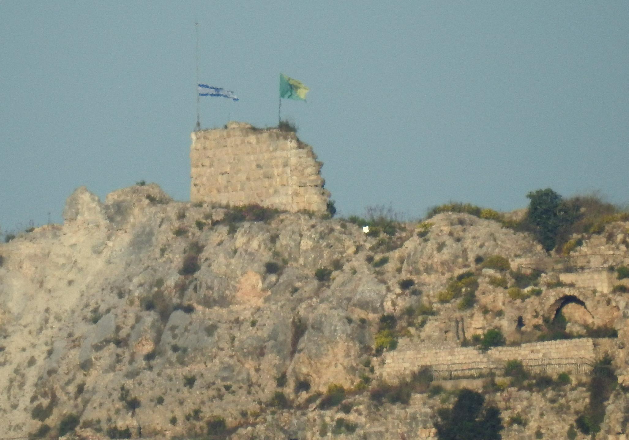 Izrael širi operacije na jugu Libanona. Med drugim je spet zasedel križarsko trdnjavo Beaufort.